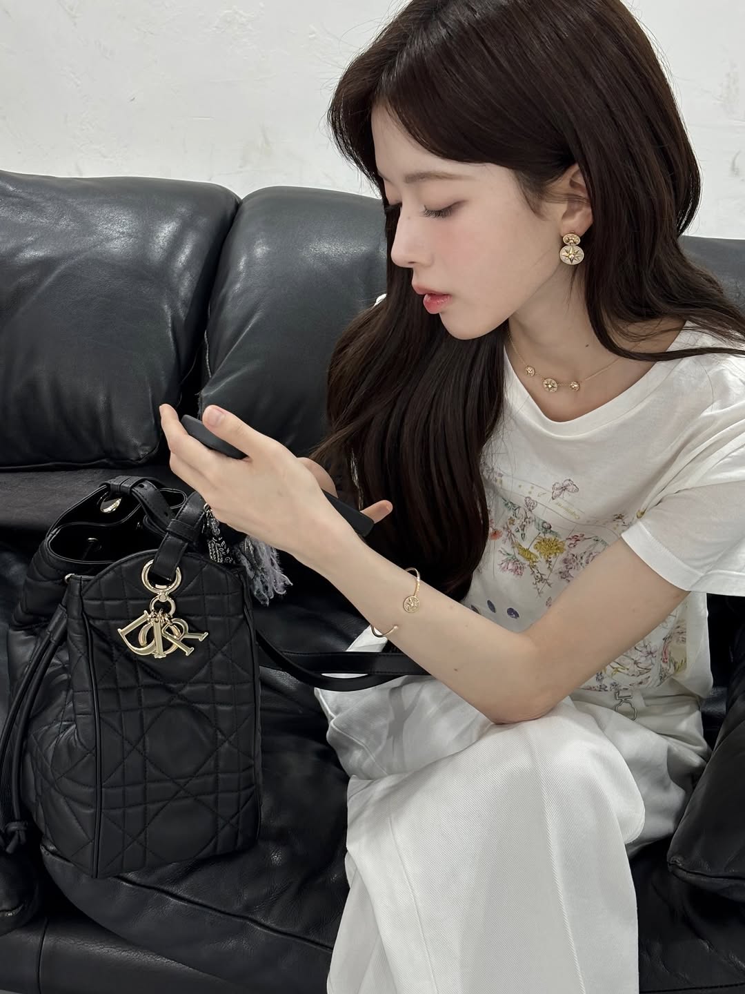 정말 내 스타일인 자연스러운 톤이되 ‘D-MOTION BAG’ 🖤

@Dior #Dior #DiorAW25