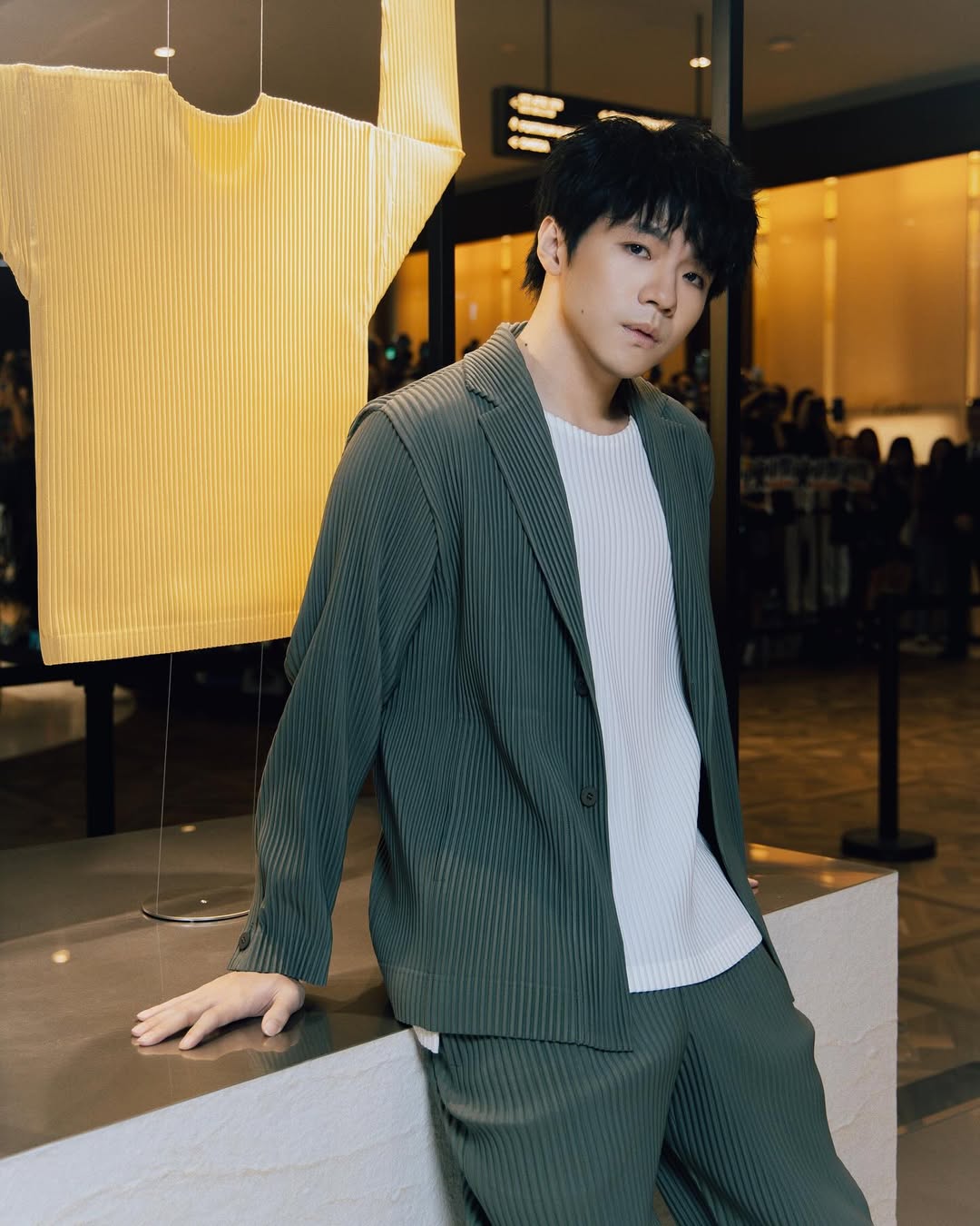 沉浸在 HOMME PLISSÉ ISSEY MIYAKE的「褶學」世界裡，每一件單品都像是一件藝術品
全新限時店以簡約卻充滿巧思的設計語言，完美展現品牌標誌性的褶皺工藝。特別是全球獨家限量色 GRAY 和 BEIGE 低調優雅又百搭實穿，完美詮釋功能性與美學的結合。 

@isseymiyakeofficial
@hommeplisse_isseymiyake
@alphago_hk
#ISSEYMIYAKE #ISSEYMIYAKEHK