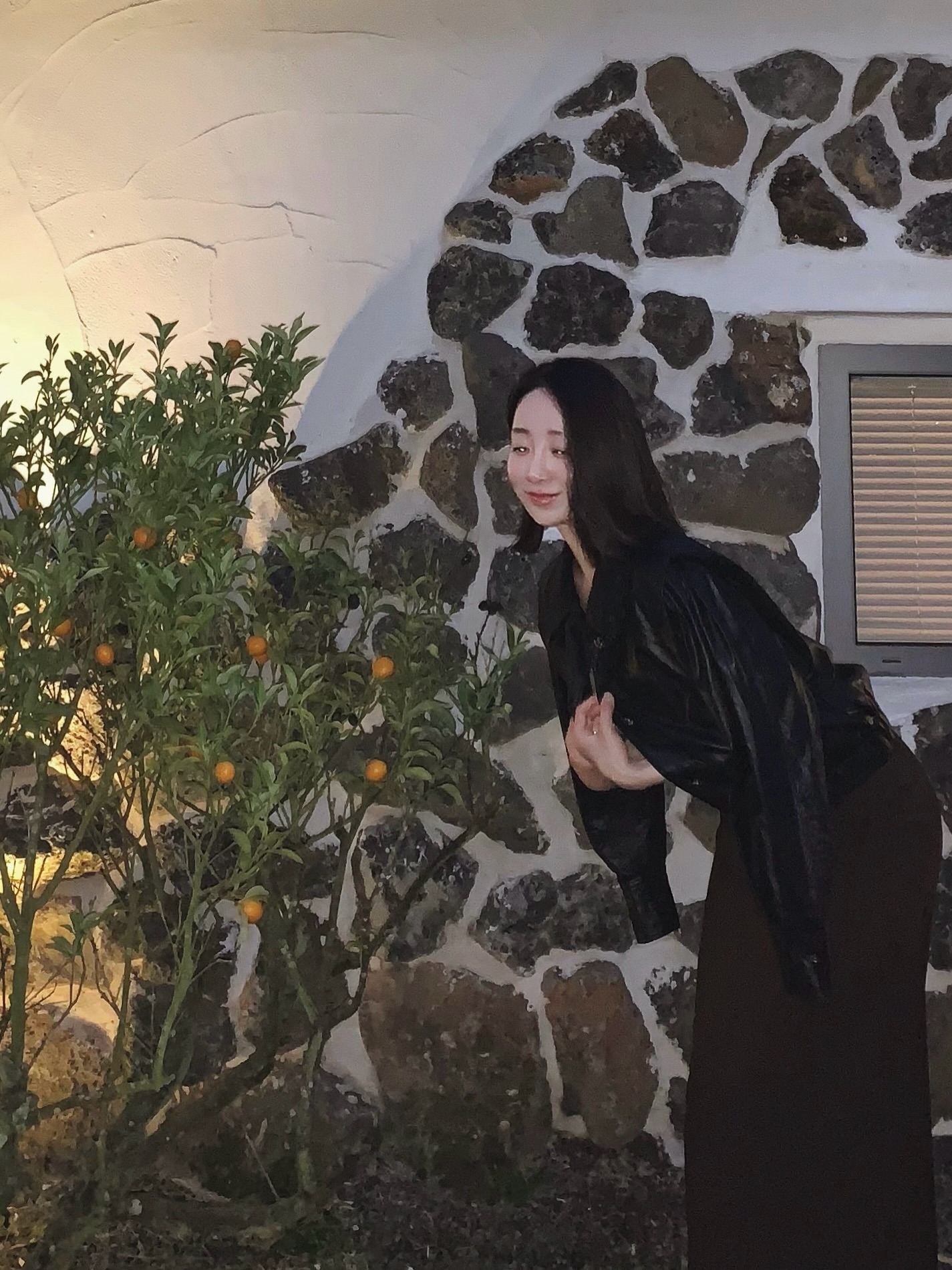 제주에서의 밤 🪴
돌담과 감귤나무가 어우러진 이 공간, 진짜 제주 감성 그 자체였어요.
조용한 단독 정원에서 바람 소리 들으며 맡는 제주 밤냄새가 너무 좋았던 날.
제주 오시면 꼭 한 번 머물러 보시길… 여기만의 여유가 있어요 🌿

#주월담 #제주도펜션 
🔖 주월담 @juwoldam