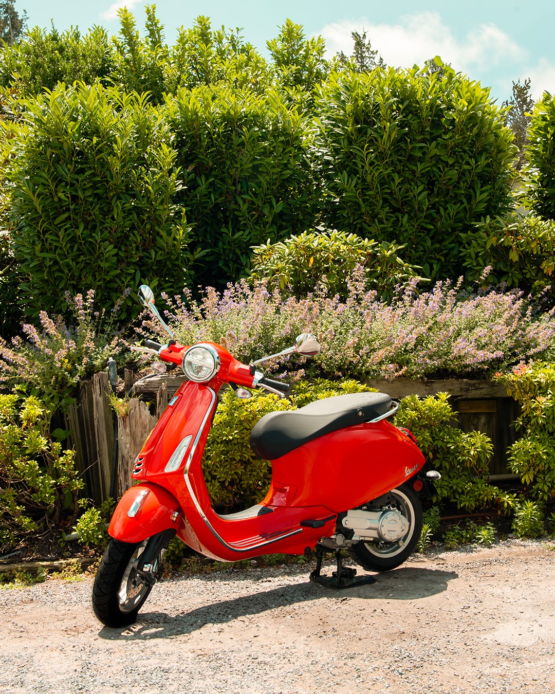Pool days. Vespa ways. It's a perfect match between East Hampton and Vespa by the pool. ​⁣
⁣
#Vespa #VespaByThePool​⁣
⁣
Location: @ehpresort The Hamptons (NY)