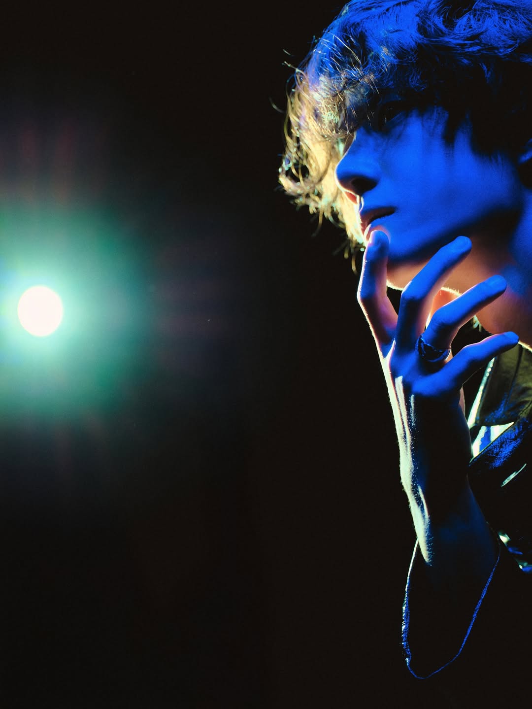 极蓝似黑，唤作蔚蓝。香奈儿品牌形象大使 @yibo.w_85 受邀出席“蔚蓝珍藏限时香水空间”，一同开启蔚蓝世界的探索之旅。

#王一博 
#wangyibo 
@chanelofficial