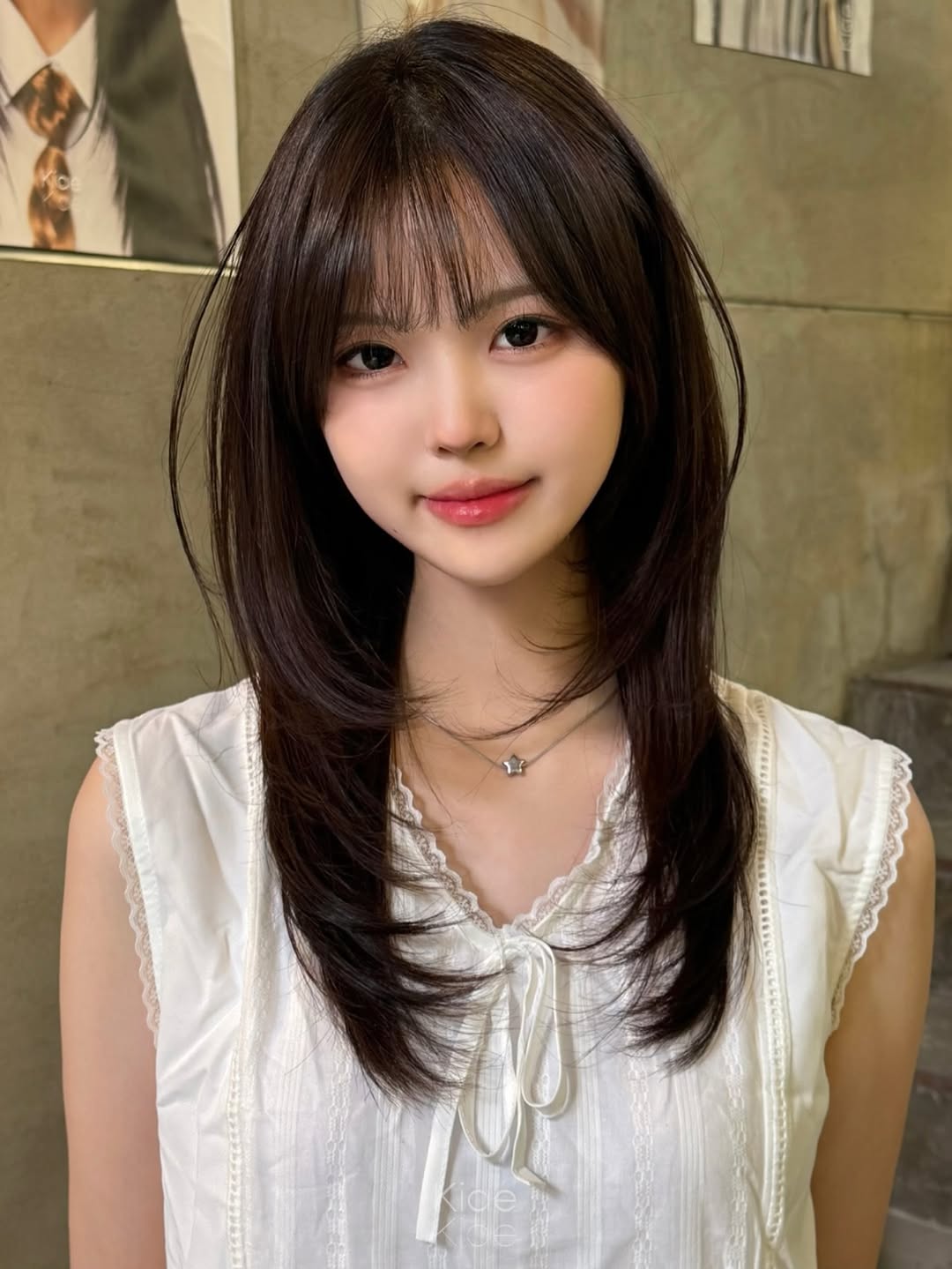 -
@baesubiin 

배수빈 디자이너의 시그니처
중간머리 #레이어드펌 디자인〰️🩶

깔끔한 C컬펌을 더해
툭 툭 털어만 말려도 손질 편하고
볼륨감도 자연스럽게 연출 할 수 있어요〰️🤍

꼼꼼한 상담과 맞춤디자인을 통해
어디서나 예쁜 디자인 선물 해드릴게요

수빈 선생님과 함께해요-!

All you need is kiae
#키에배수빈

#미디움레이어드펌 #미디움펌 #미디움레이어드 #한남동미용실