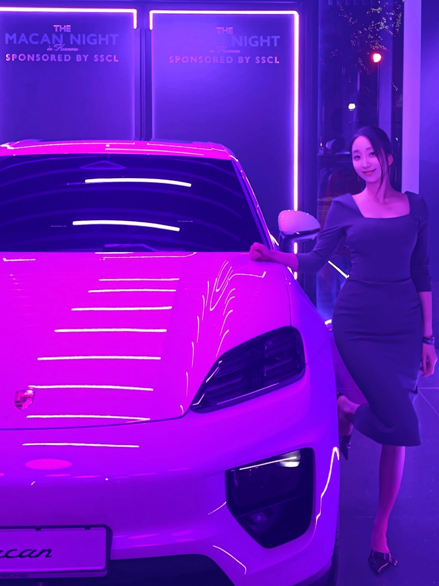 @porsche.korea @porsche.sscl 
보랏빛 조명 아래, 한남 포르쉐 스튜디오에서 열린 프라이빗파티 
The Macan Night in Hannam🌙
포르쉐 마칸 일렉트릭의 아이코닉한 무드를 
가까이에서 경험할 수 있었던 특별한 밤이었어요.

공간 전체가 퍼플 무드로 연출되어 
음악과 에너지까지 모두 압도적이었던 순간. 
그 안에서 느낀 우아함과 여운은 오래 기억될 것 같아요💜

#Porsche #PorscheMacanElectric 
#포르쉐스튜디오한남 #프라이빗파티 
#SSCL #포르쉐 #포르쉐SSCL