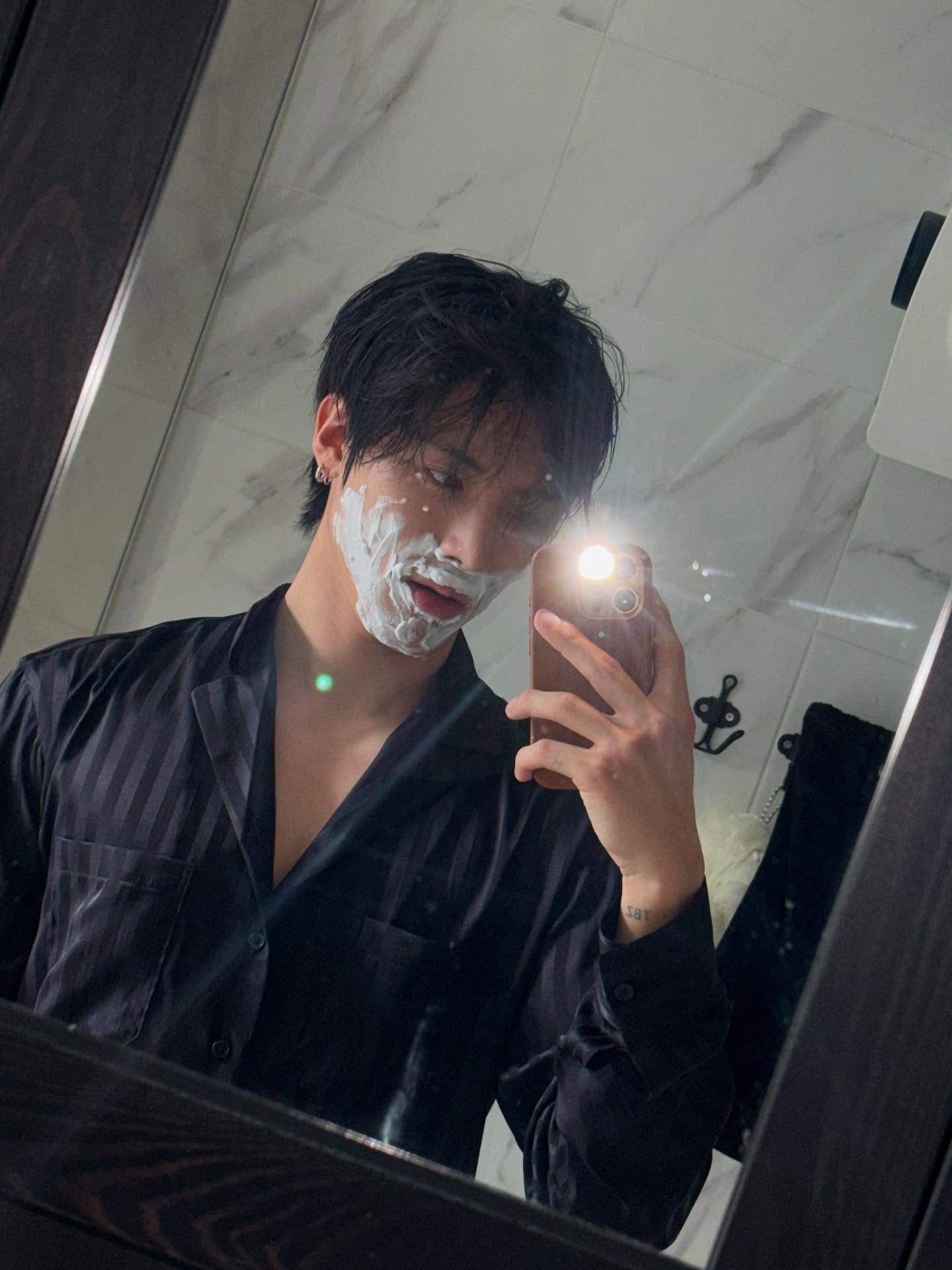 words that rhyme w/ ‘shave’ :
wave crave brave & babe 🖤

comment what you got !