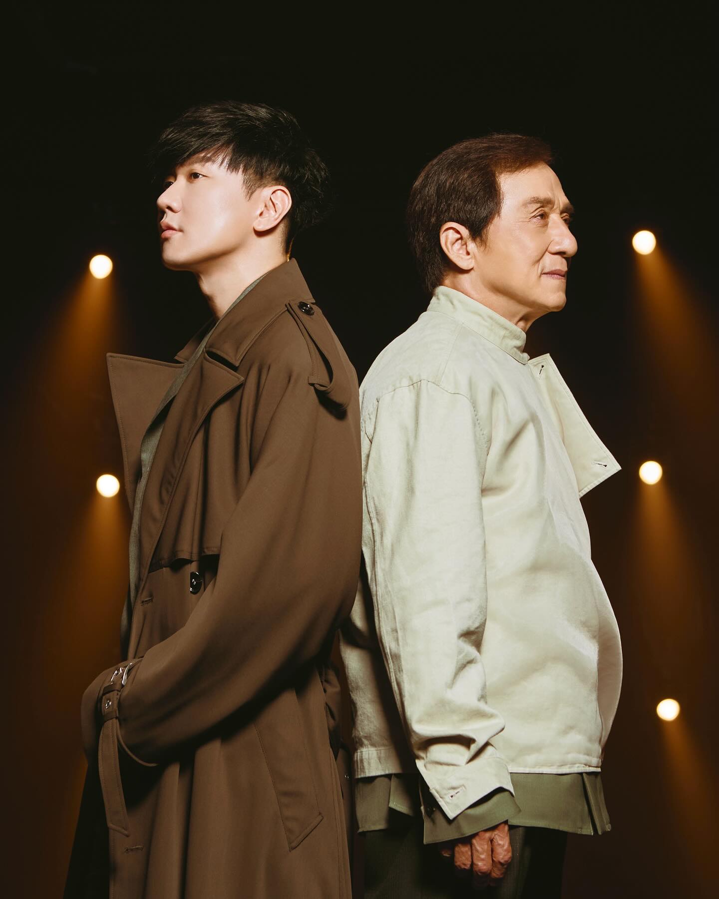 JJ 林俊傑 & 成龍 首度合作，最强劲能量单曲《Skibidi》，即將在08/27 上午10點 10:00 (GMT+8) 全球首播！鎖定以下電台搶先聽：

Hear it first!
Preview @JJLin & @jackiechan’s new single 《Skibidi》 before its global release, from tomorrow Wednesday, August 27th at 10AM on the following radio stations:

🌎 全球首播電台
Hit Fm聯播網 https://www.hitoradio.com/mobile/hitpoint_inner.php?id=2165 
新加坡UFM100.3 
馬來西亞MY FM 
加拿大中文電台 
河南音樂廣播 
大連電台FM106.7 
FM100.3溫州音樂之聲 
三亞之聲 
FM94.1紹興交通廣播 
合肥交通廣播 
FM 91.9徐州音樂廣播 
長春UFM880音樂廣播 
杭州FM90.7音樂台 
FM93.9寧波交通廣播 
風尚881重慶音樂廣播 
山東音樂廣播 
山東經典音樂廣播 
FM94.0 山西音樂廣播 
FM101.5 山西文藝廣播 

#HearItFirst #Skibidi