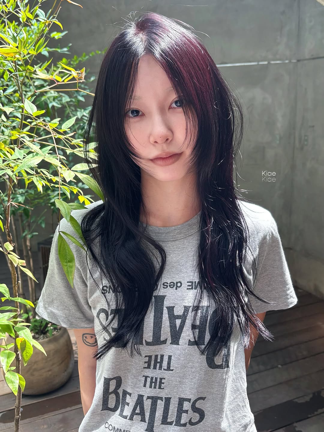 -
@ahntaemi 

안태미 디자이너의 시그니처 #허쉬펌
#블랙커런트 컬러와 함께〰️🩶

같은 스타일도
디테일과 컬러 등

다양한 요소에 의해 분위기가 달라지기에
꼼꼼한 상담과 맞춤 컨설팅으로

어디서나 예쁜 디자인 선물 해드릴게요-!
태미 선생님과 함께해요〰️🩶

All you need is kiae🤍
#키에안태미

#허쉬컷 #레드염색 #레드바이올렛 #바이올렛염색 #스킨매치염색 #한남동미용실