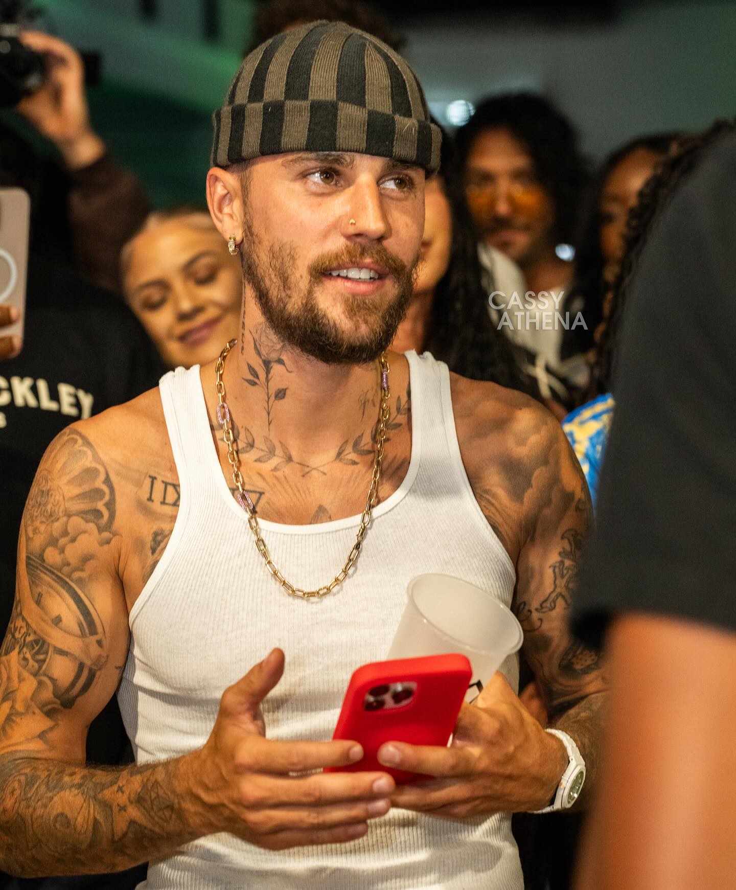 PACKED OUT gym to see @lilbieber’s skylrk vs @n3onsingh’s N3ON play in @theleaguegroup at @srgnstudios 📸🏀 s/o @ronabaekobex @aaronbordaes