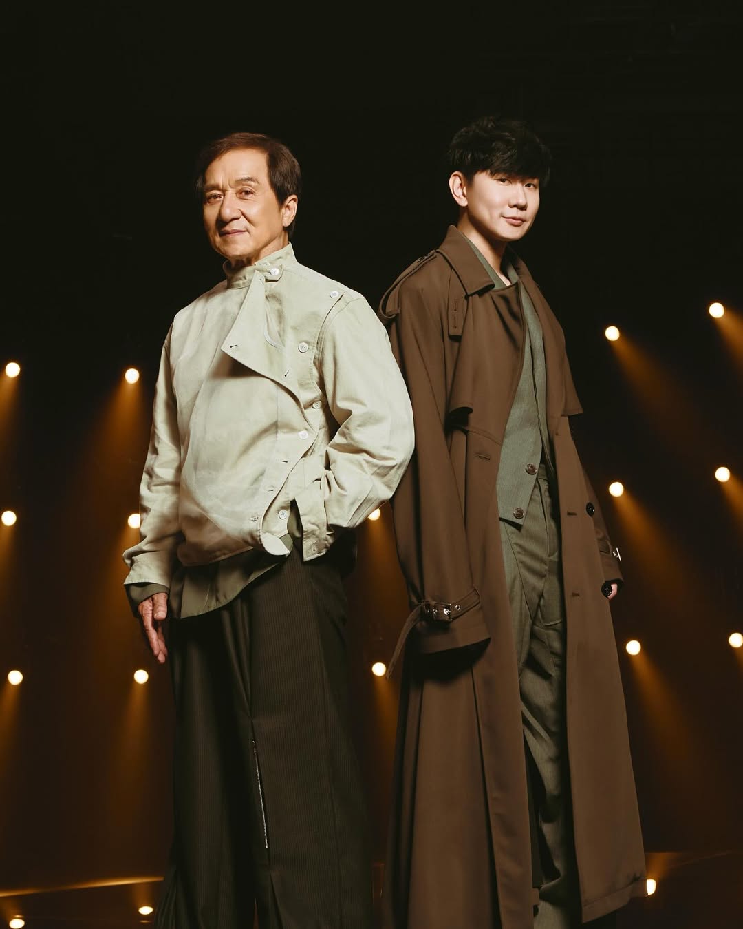 逐夢征途  登峰造極
生命現場  譜寫成歌

《Skibidi》唱出了 JJ 與成龍大哥一直以來以身作則的職業信念，那份從不妥協、始終全力以赴的態度，兩人的真功夫都是時間留下的結晶，即使滿路坑坑疤疤，依然挺立不倒的精神。

殿堂級巔峰聯動 最強勁能量單曲 《Skibidi》
08.29零點 00:00 上架！

Let’s drop the beat! 🥁
A dream come true — my lifelong hero @jackiechan and I join forces on our new track Skibidi, releasing August 29 at midnight. 🚀🔥

#ComingSoon #Skibidi