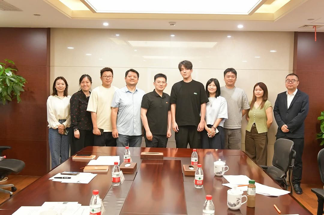 Hunan Broadcasting System компаниясымен жаңа музыкалық реалити-шоуды бастау туралы келісімге қол қойдым. Бұл шоуда мен атқарушы продюсермін. ✍

Шоуда әр елден келген 🌍 вокалист өнер көрсетеді. Түсірілім Қазақстанның төрт өңірінде жүріп, туған жерімнің сұлулығы мен байлығы көрсетілетін болады 🇰🇿. Сондай-ақ шоу әлемнің түкпір-түкпірінен келген көрермендерді Қазақстанның таңғажайып пейзаждары мен мәдениетімен танысуға шақырып, елдің туризмін ілгерілету алаңына айналады.

📺 Жүздеген миллион көрермендерді жаңа таланттармен және Қазақстанның қайталанбас мәдениетімен таныстыратын бұл ауқымды жоба бүкіл әлемге таралады.

Осыдан он жылға жуық уақыт бұрын менің Hunan TV-дегі сапарым «Singer» шоуынан басталған еді. Бүгін дәл осы арнаға халықаралық шоудың бастамашысы ретінде оралып жатырмын. Бұл шоудың дүние жүзін біріктіретін мәдени алмасу мен музыка тарихындағы серпілісті туғызары сөзсіз.  🎶

I signed an agreement with Hunan Broadcasting System to launch a new musical reality show, where I will serve as the executive Producer. ✍️✨

The show will feature vocalists from different countries 🌍, with filming taking place across four regions of Kazakhstan, showcasing the beauty and richness of my homeland 🇰🇿. The show will also serve as a platform to promote tourism in Kazakhstan, inviting audiences worldwide to discover its stunning landscapes and culture.

📺 The project will be broadcast worldwide, bringing new voices and the unique culture of Kazakhstan to hundreds of millions of viewers.

Almost ten years ago, my journey on Hunan TV began with “Singer”. Today, I return in a new role — as the initiator of an international show. This marks a new chapter in the history of cultural cooperation and music, uniting people across the globe. 🎶