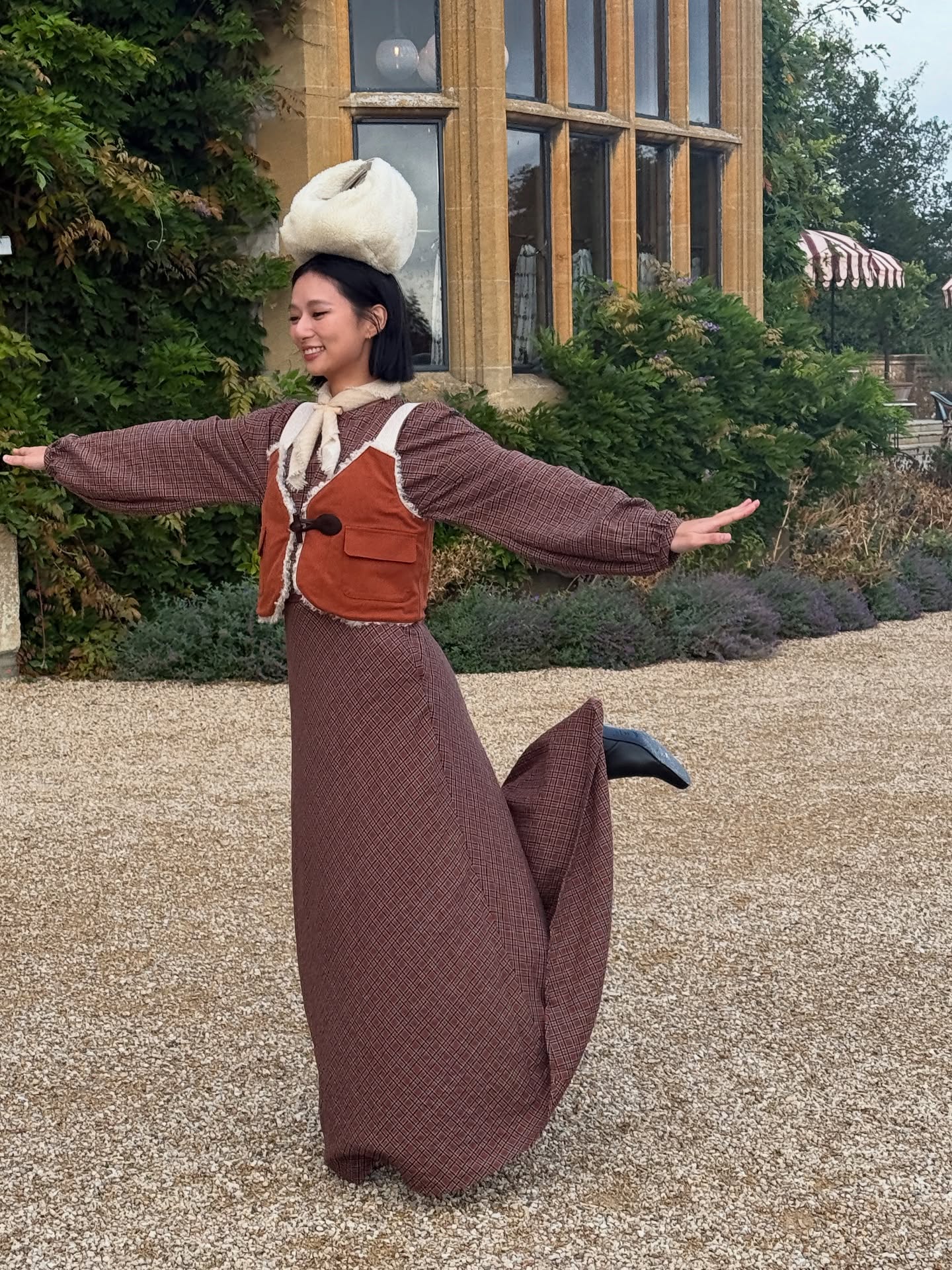 just me and the girls having the best hideaway from the city, sipping tea and doing embroidery☕️🪡🧵

#LongchampEnglishJourney
#LongchampxGloverall