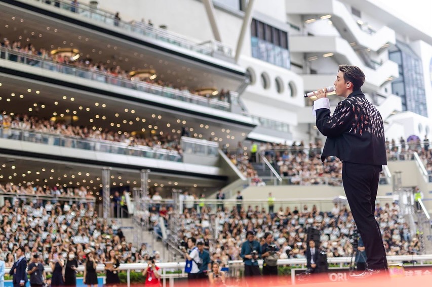 Happy Sunday! 睇相都feel到我有幾enjoy!!!!🔥 
多謝入場嚟睇我表演嘅每一位，希望大家同我一樣玩得咁開心！

感謝 @HKJCRacingSports @hkjcentertainment嘅邀請同安排。自從上年第一次入馬場表演之後，一直好想再有機會喺呢個舞台見到大家。
今次有幸除咗可以同大家慶祝新馬季開鑼，仲有得同咁多位 #賦二代 喺全新開幕嘅 #天馬驛 見面🎊 多謝大家玩得咁投入🔥  影到靚相嘅記得要靚tag返出嚟呀~
下次放假我都想再嚟呢度玩盡佢 😎

#沙田馬場 #香港賽馬會 #馬季開鑼 #HKRacing #GoRacingHK #HKJC #HongKongJockeyClub #Shatinracecourse #horseracing #horses #trainer #SeasonOpening