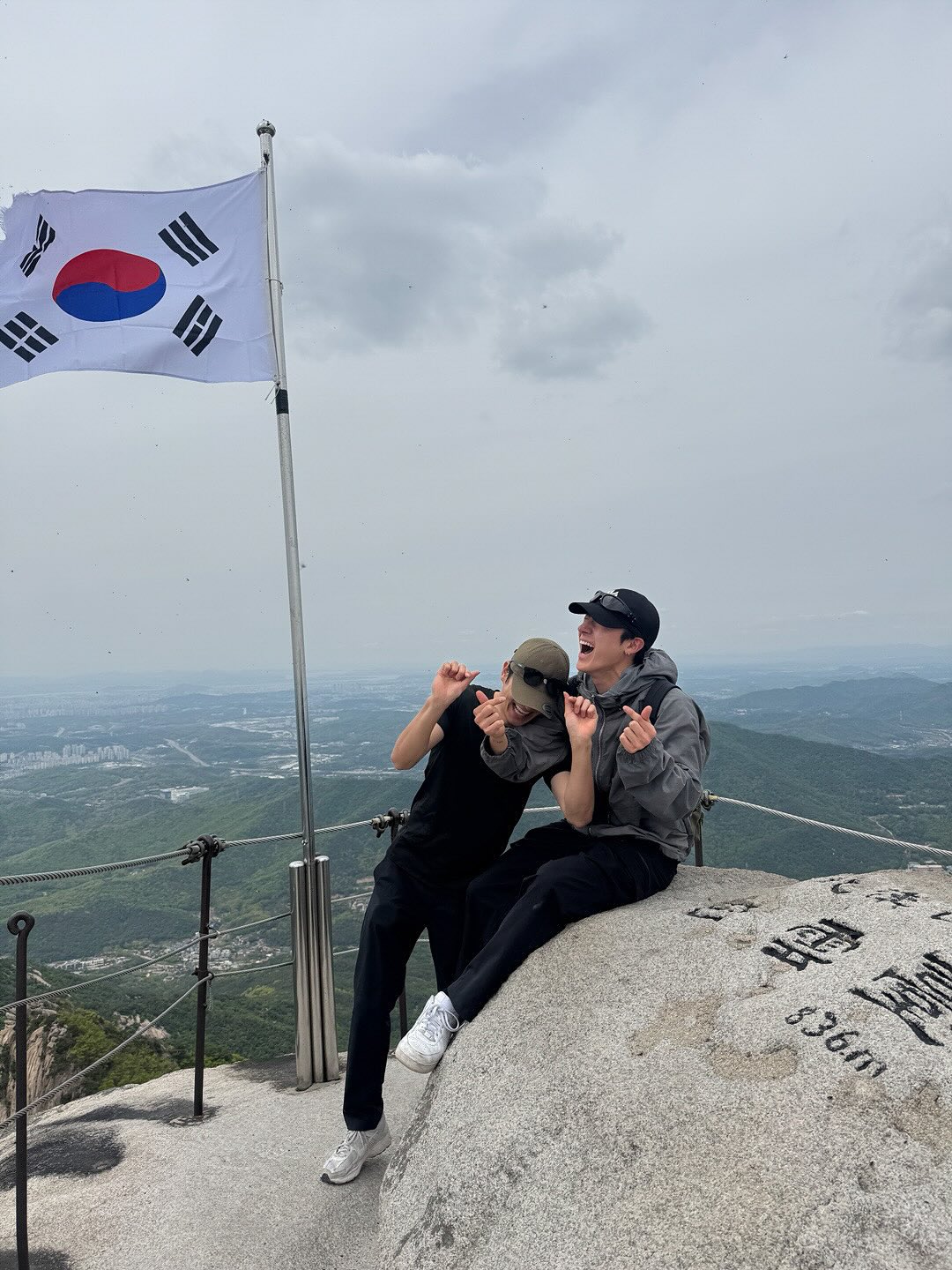 등산하는 할아버지는? 산타할아버지. 
hbd HJ! 🫰