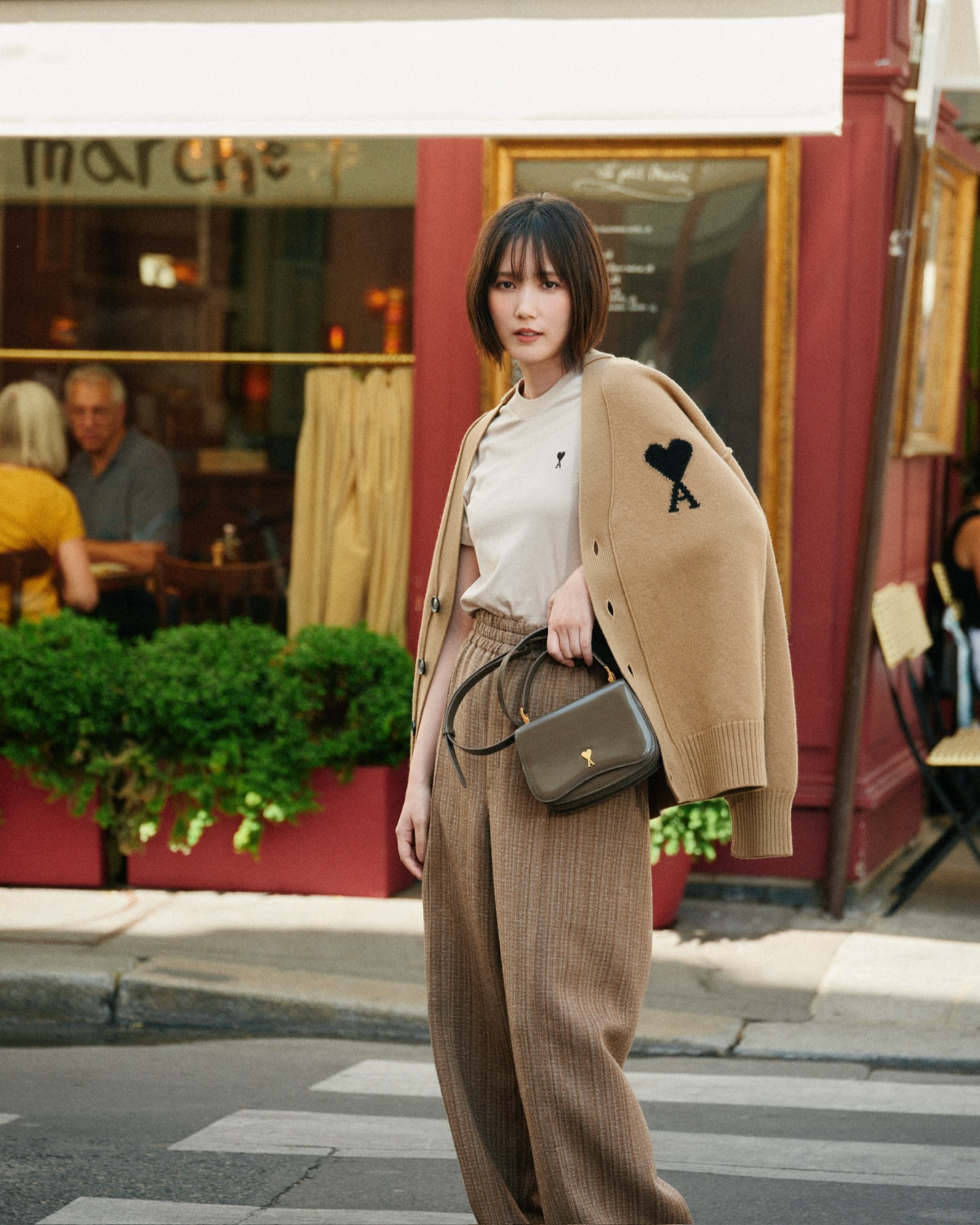 🫶
何かに捉われることなくファッションを自由に楽しみたいという私の想いを理解してくれるブランド Ami Parisの『フレンド・オブ・ザ・ハウス』に迎えていただくことになりました。独自のスタイルや人間らしさを大切にしたAmi Parisは私たち世代の気持ちをカタチにしてくれると感じています。
これからもファッションを自分らしいスタイルで探求し続けていけたらと思います。
#amiparis @amiparis