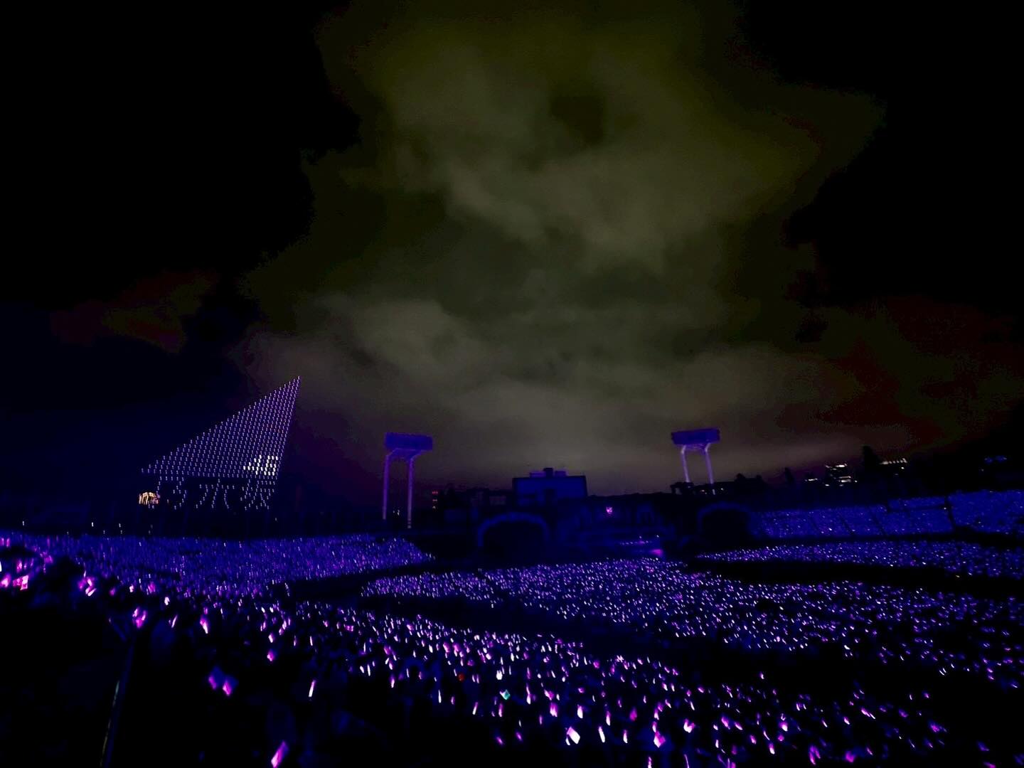 .
乃木坂46を卒業することに決めました。
9年間ってあっという間じゃなかったはずなのに
決断してから季節が過ぎるまでは、
あっという間すぎました。　
楽しかったな。幸せだったな。
本当に、お世話になりました。
最後まで、どうかよろしくお願いします😌