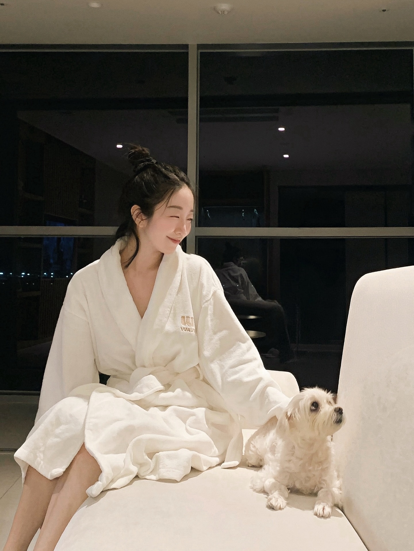 🌊 바다, 그리고 반려동물과 하루를 함께할 수 있는 곳,
#웨이브엠호텔웨스트 @wavemhotelwest 

예쁜 호텔은 많지만
강아지와 함께 갈 수 있는 진짜 ‘좋은 호텔’을 찾는 건 쉽지 않죠.
그래서 더 특별하게 느껴졌던 주말 2박 3일 여행.

시흥 거북섬 한켠, 오션뷰를 품은 웨이브엠호텔 웨스트.

반려견과 함께 머무는 펫룸은
퀸+싱글 침대에 욕조, 세탁기, 소파까지 갖춘 구성.
패드, 식기, 간식, 울타리까지 꼼꼼히 준비돼 있어
정말 사료 하나만 챙겨가면 끝이에요.
창밖으로는 하프 오션뷰가 펼쳐져
그림처럼 고요한 풍경 속에서 쉬어갈 수 있었어요 :)

조식 레스토랑, 객실, 수영장 모두 바다를 마주한 구조라
어디에 있어도 마음이 편안해져요.

서울 근교에서 반려동물과 오션뷰를 함께 누릴 수 있는
흔치 않은 공간이예요.
기억에 오래 남을 하루를 원하신다면 꼭 한 번 들러보시길 바라요!

#강아지동반호텔 #애견동반호텔 
#웨이브엠호텔 #반려견동반숙소 
#오션뷰호텔 #오션뷰숙소