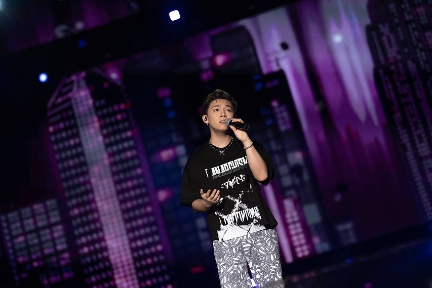 解鎖新加坡+户外音樂節！多謝大家熱情參與 One Love Asia Festival, 係就係熱啲，但至少當日真係好好天，個show都係好玩同有feel嘅！
知道有唔少賦二代今次一齊飛過去，亦有啲係喺當地第一次聽我嘅現場演出嘅，希望你哋都會enjoy當晚嘅演出，期待繼續喺唔同地方同大家見面😎

@oneloveasiafest #oneloveasiafest #singapore 

Hair: @myos_cliffchan 
Makeup: @circlexoo 
Styling: @kitwanstudios