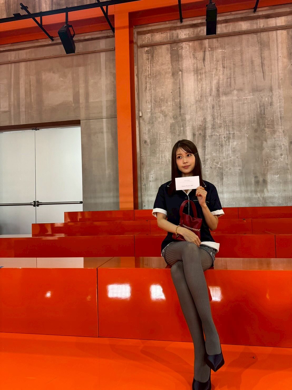 👠

ビビットなオレンジを基調とした舞台に
シンプルで優しい色のお洋服たちが相反して融合していて、
PRADAらしさを感じるショーでした。

気になるアイテム見つけた😚

@prada
#pradaSS26