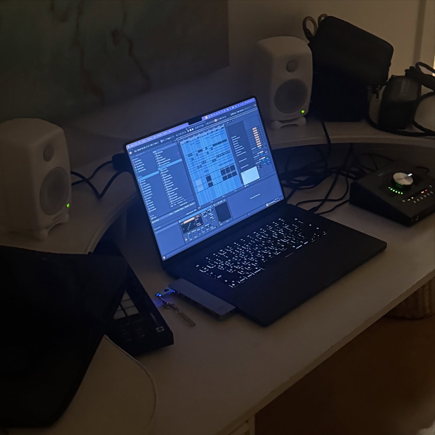 최승철 김민규 축하하고 사랑한다. 앨범 작업 내내 행복했다. 이번 앨범에 포토그래퍼로 참여하게 되어 영광이다.
@saythename_17 @sound_of_coups @min9yu_k 
이번 활동도 화이팅 하고 행복한 시간 보내자. 함께 음악작업 해주신 모든 프로듀서 작가분들 감사합니다.