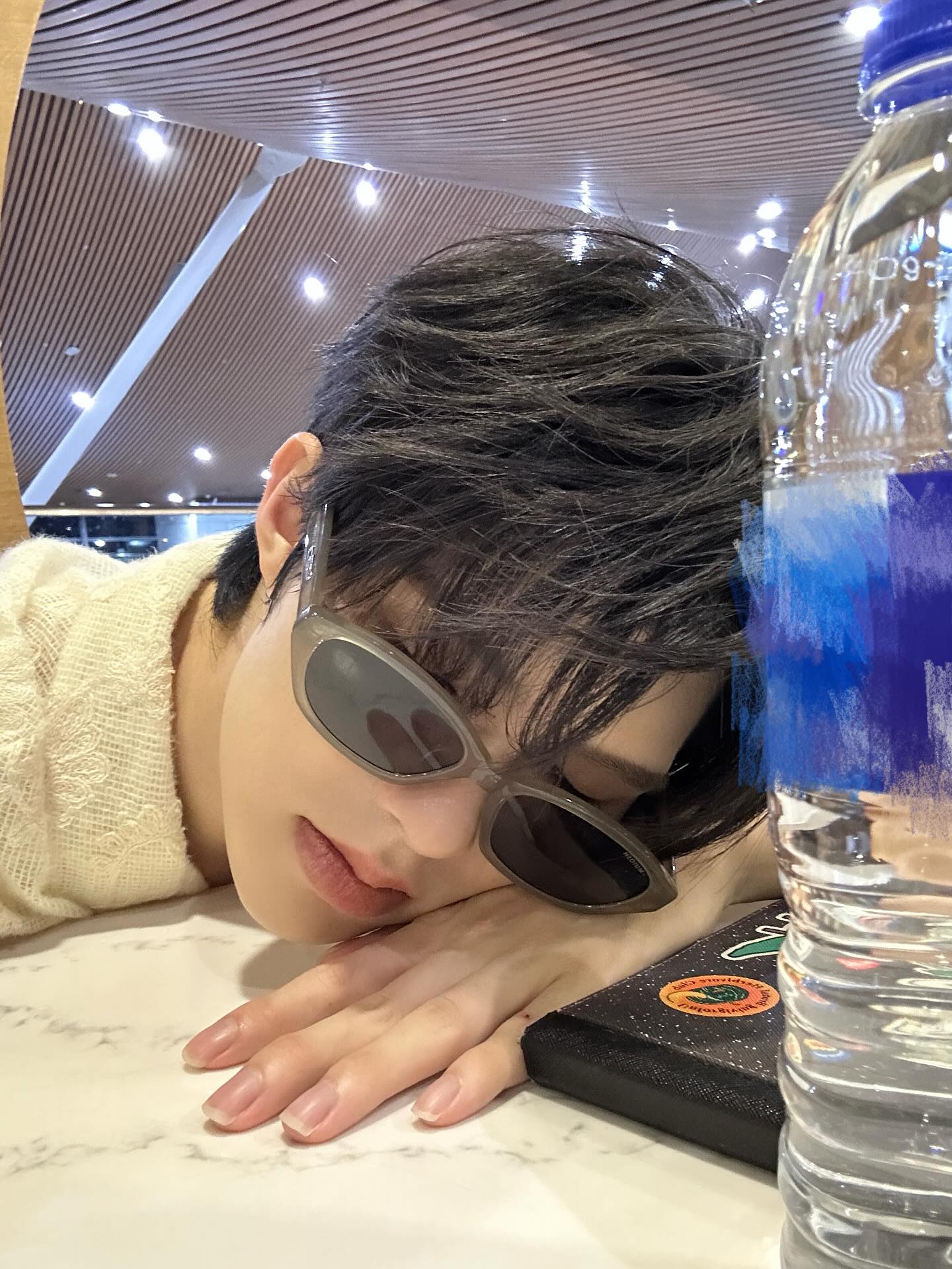 🎤🎬🚗🏃🏻‍➡️🍜✈️💤