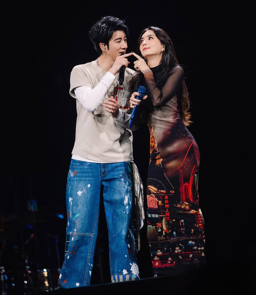 .
力宏哥，我是從小聽你的歌長大的🤭

終於有機會一起在台上合唱
《在每一秒裡都想見到你》
這是一首我很愛很愛的歌
實在太太太太太開心🤩
《Super Star》全場大合唱
你的歌迷現場真的超給力，啵爽！
而你深圳連開5場，也真的太厲害👍🏼

再次謝謝力宏哥的邀請 @wangleehom 
在我演唱會前，先來「最好的地方」學習
好歡樂又好充實的一個晚上

小歌迷又追星成功啦～

肌肉我要繼續練
下次掰手腕我要再比一次🤪

#王力宏最好的地方巡迴演唱會 
#jeanpaulgaultier