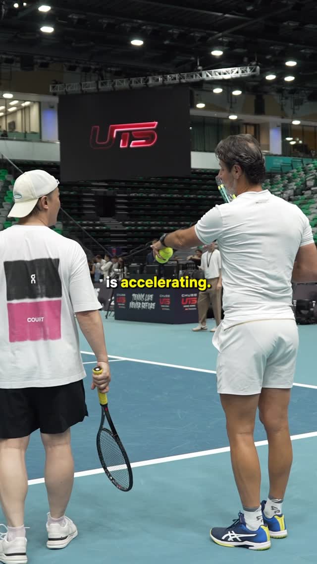 Coaching session in Hong Kong with Eason Chan before the @chubblifehk UTS with @humansa 🇭🇰🎾 The event has started, October 14–15, it’s going to be an incredible show! #tennis #utstour