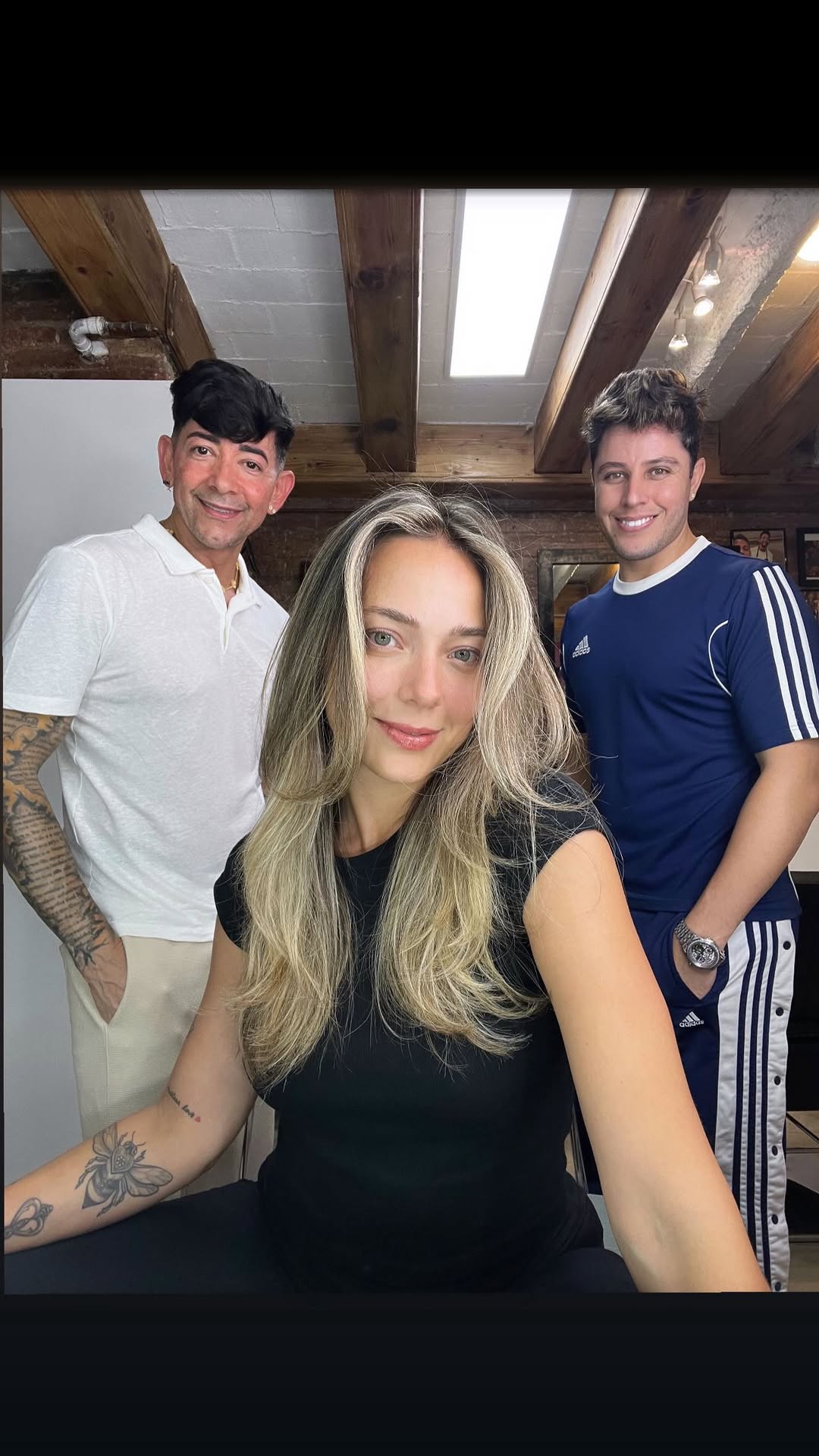 ✨ Luxury Blonde by TenórioWagner™ ✨
Gracias mi amiga maravillosa @candantas 💫
Realizamos una iluminación global + Protocolo TenórioWagner™ exclusivo 💎
Cabello reconstruido desde la raíz hasta las puntas, con un brillo Luxury que marca la diferencia 🔥💛
.
.
.
.
.
.
.
.
.
.
.
.
.
.
.
.
.
.
.
.
.
.
.
.
.
.
.
.
.
.
.
.
.
#TenorioWagner #LuxuryBlonde #ChanvelonFusion #IluminacionGlobal #Transformacion #CuidadoCapilar #HairArtist #Barcelona #BrilloTotal #hairstylist #goodlife #goodvibe