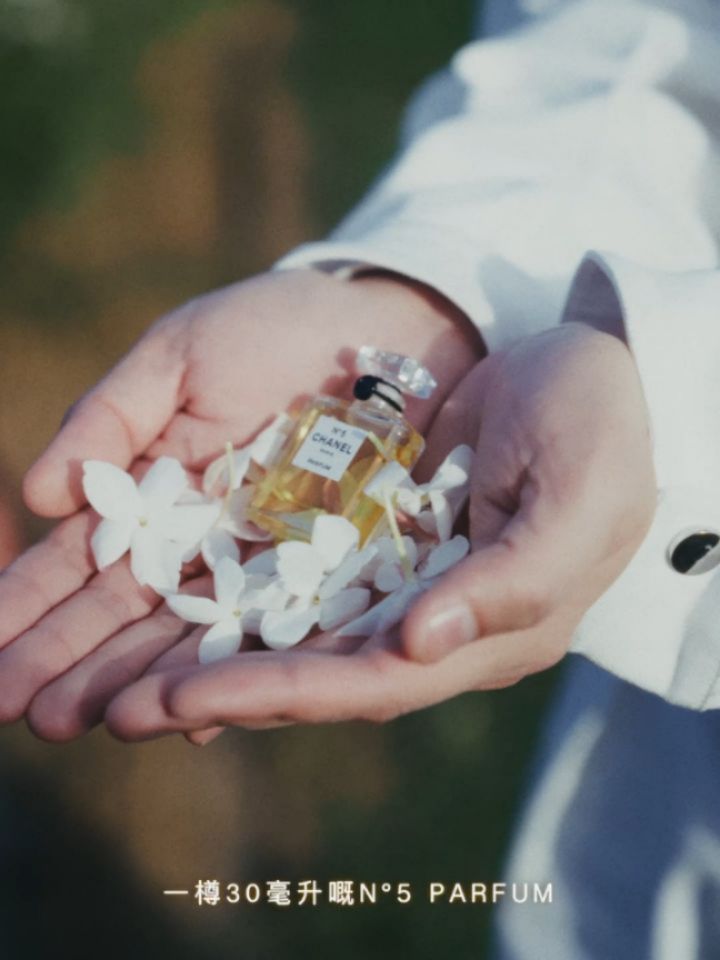 今次就等我解答下大家問嘅一部分問題先🤗同埋有聲、有畫、有字咁同大家講吓格拉斯茉莉嘅故事😌

到達法國南部嘅第二日, 朝頭早五點, 我起身為去參觀CHANEL位於格拉斯嘅專屬花田做準備, 因為格拉斯茉莉花, 係要趁住前一晚嘅露水伴隨著鮮花盛開嘅時候, 並且喺正午太陽出嚟之前採摘好, 並且喺收集之後要直接送去香水工廠處理, 咁樣先至可以最大限度保存到咁珍貴的原料嘅精萃🤤

我哋出發嘅時候, 天仲未光。今次係我人生第一次去參觀專門種植製作香水嘅鮮花花田, 既興奮又緊張, 我一啲都唔覺得眼瞓😆 不過就係把聲有少少萌🐽

經過一幢好有氣勢嘅大閘, 我哋正式進入CHANEL位於格拉斯呢度嘅專屬花田, 一落車就未好清新好香嘅茉莉花香包圍, 由於太陽仲未出嚟, 花田呢一度有清涼嘅陣陣微風, 呢一大片花田所種植嘅鮮花同埋所有植物所散發出嚟嘅香味, 企喺呢度嘅嗰種感覺實在係冇辦法用言語去形容😭

花田嘅一邊, 係一幢好靚嘅法式Cottage建築, 佢就好似一個建花田之中嘅博物館, 入面有畀我哋訪客休息嘅地方, 靚到好似一間酒店咁樣㗎😎 樓上仲有一個專門介紹CHANEL <55 Voices>嘅展覽！喺呢個展覽入面, 有54位分別嚟自各個負責生產CHANEL N°5 崗位嘅專業人士, 由花田種植嘅管理人、調香師、蒸餾工程師到包裝設計嘅設計師, 從佢哋嘅聲音導航同埋介紹, 畀我哋可以更加深入咁樣去了解呢一次香水所承載嘅工藝以及對香味嘅執著同堅持。冇錯, 只有54位, 而第55位當然就係創作出呢支經典香水的Gabrielle Chanel女士啦。喺呢一個展覽大廳入面, 我第一次有一種與香水嘅製作團隊一齊同行嘅感覺, 就好似親身咁樣見證著一支香水從鮮花採摘去到將包裝好嘅香水第一次噴喺空氣之中嘅過程... 真係好震撼！ 我哋喺Cottage呢度嘅一樓settle down, 然後換上有#CHANEL CC logo嘅水靴 #現場所有人梗係個個都雙眼發光問有冇得賣㗎 #可唔可以買走㗎 咁啦 , 答案係No 😆

然後, 負責接待我哋嘅向導用高爾夫球車帶我哋嚟到花田中間。一路上當我哋嘅車經過花田嘅每一處, 嗰種感覺好似呢度嘅每一吋土地, 都散發住CHANEL N°5 Parfum的香味咁樣, 畀呢一種種清新而又高雅嘅香味包圍。喺花田呢一度仲有好多已經開始為製作香水而採集鮮花嘅工人用佢哋嘅雙手去採集啱啱盛開嘅格拉斯茉莉花。聽住專家嘅介紹, 用味覺同視覺感受住當下呢一度嘅環境, 包括花嘅香味喇、迎面而嚟嘅微風喇、花田入面各位工匠對我哋展露嘅笑容喇、自己呢一刻興奮嘅心情喇... ... 總之呢度嘅所有所有, 我都係不斷對我身邊嘅人repeat住呢一句「呢一種經歷係once in a lifetime 嘅體驗, 係好珍貴好珍貴嘅！」🤗

今日就講住咁多先, 聽日繼續🥰 

#CHANELFragrance
#CHANELGrasse #N5 
#DansLesChampsDeChanel 
@chanel.beauty