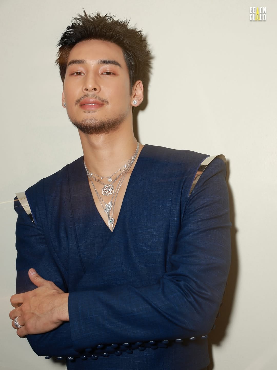 ขอลงเก็บไว้หน่อยเพราะดูรวยโคตร 5555 บวกกับชุดที่พี่ผักกาดดีไซเนอร์ที่ให้โอกาสโปเดินแบบตอนเด็กๆ เป็นคนออกแบบมาให้ อิอิ
ปล. ภาพถ่ายงามๆ จากน้อนโบ๊ท กล้ามใหญ่ 555 พร้อมกับเพลง ที่ยืนยันว่า ภาษานั้น No Barrier ขอเพียงทำนองเพราะๆ เท่านั้น 555

#KingPowerPowerPass APO and Jeff. 

#171025