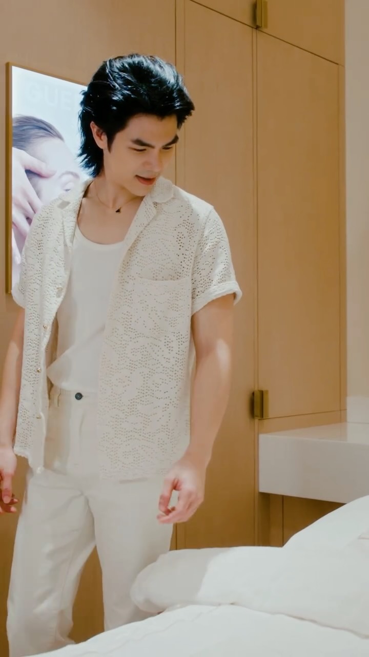 ,,, Tips ของความสบายและ Wellness Routine ครับ☺️ ,,,

Wellness Routine & Tips ดูแลตัวเองในแบบของผมเริ่มจาก Basic ที่สำคัญ คือ การกินอาหารที่มีประโยชน์ครบที่ร่างการควรจะได้รับ+ออกกำลังกายแบบโฟกัสสม่ำเสมอ และพักผ่อนให้เพียงพอ😁💪🏻

ส่วนถ้ามีเวลาพิเศษเพื่อผ่อนคลายก็ไม่พลาดที่จะแวะมาเช็คอินที่ Guerlain Spa ทำเฟเชียลทรีตเมนต์ที่ช่วยฟื้นบำรุงผิวแบบจัดเต็ม ความพิเศษของทรีตเมนต์คือนอกจากได้ผ่อนคลายแล้ว ซิกเนเจอร์การนวดของ Guerlain ยังเน้นที่การยกกระชับอีกด้วยครับ 💆‍♂️🐝
สามารถสอบถามข้อมูลเพิ่มเติมได้ที่เคาน์เตอร์ Guerlain นะครับ^^

.
.
#GuerlainTH