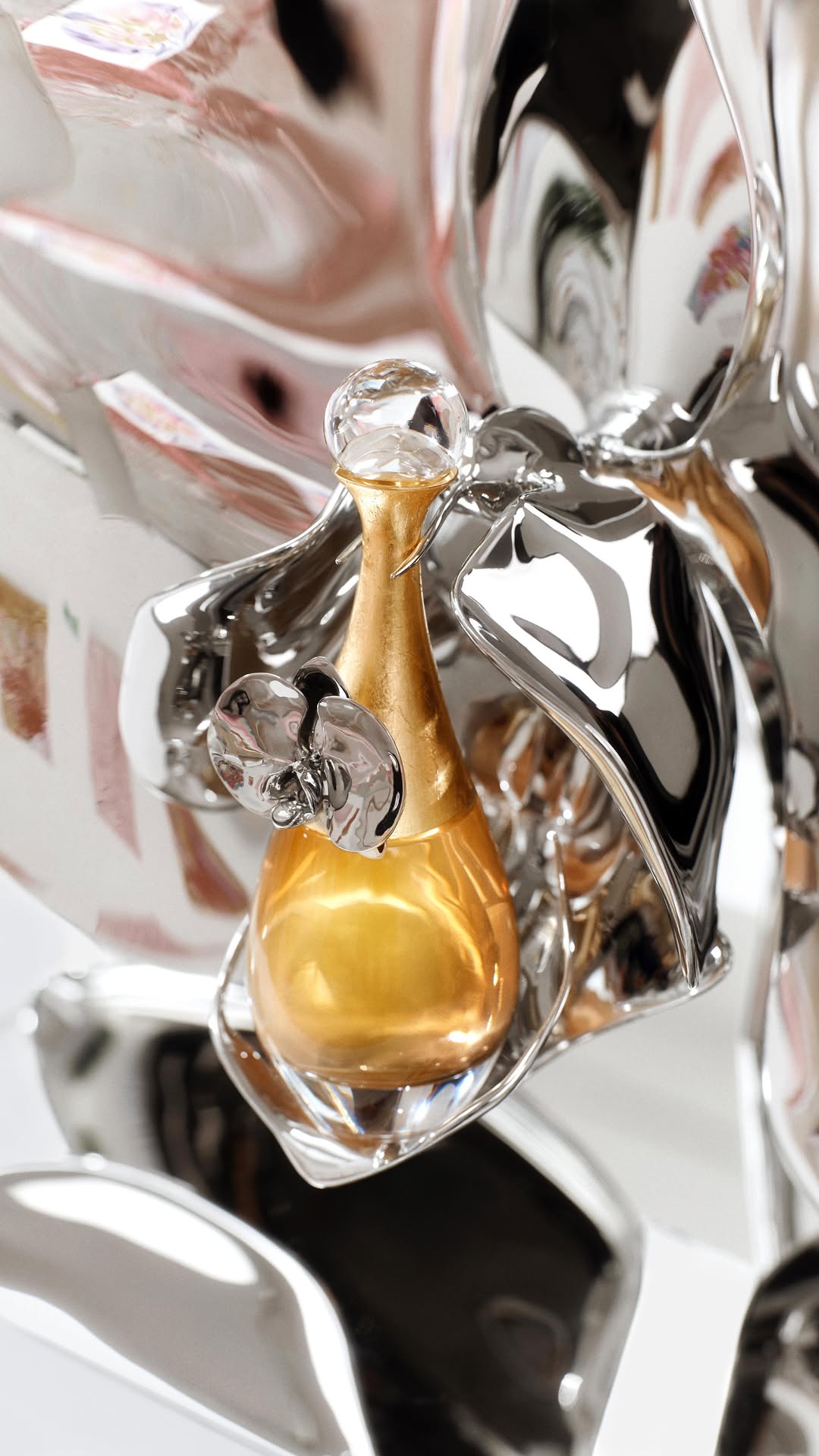 Le Nectar de J’adore by @MarcQuinnArt.
 
«The bottle of perfume sits where the nectar would sit in the flower. So in a sense, it reminds us where perfume comes from.»
 
#DiorBeauty #DiorParfums #JadoreDior