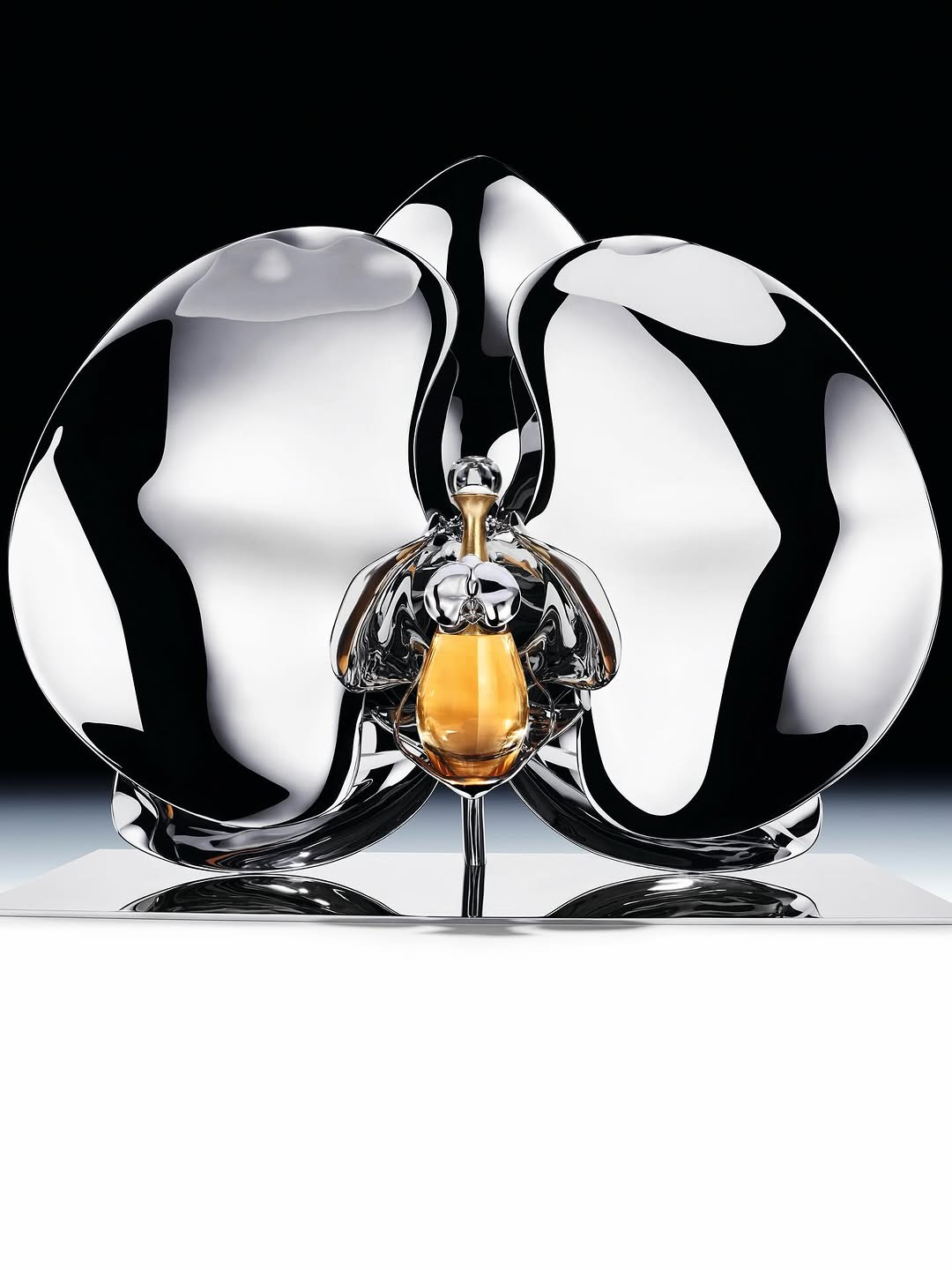 Le Nectar de J’adore by @MarcQuinnArt.

Art meets fragrance in a monumental and single sculptural edition, housing a bespoke scent by @FrancisKurkdjian_official.

#DiorBeauty #DiorParfums #JadoreDior