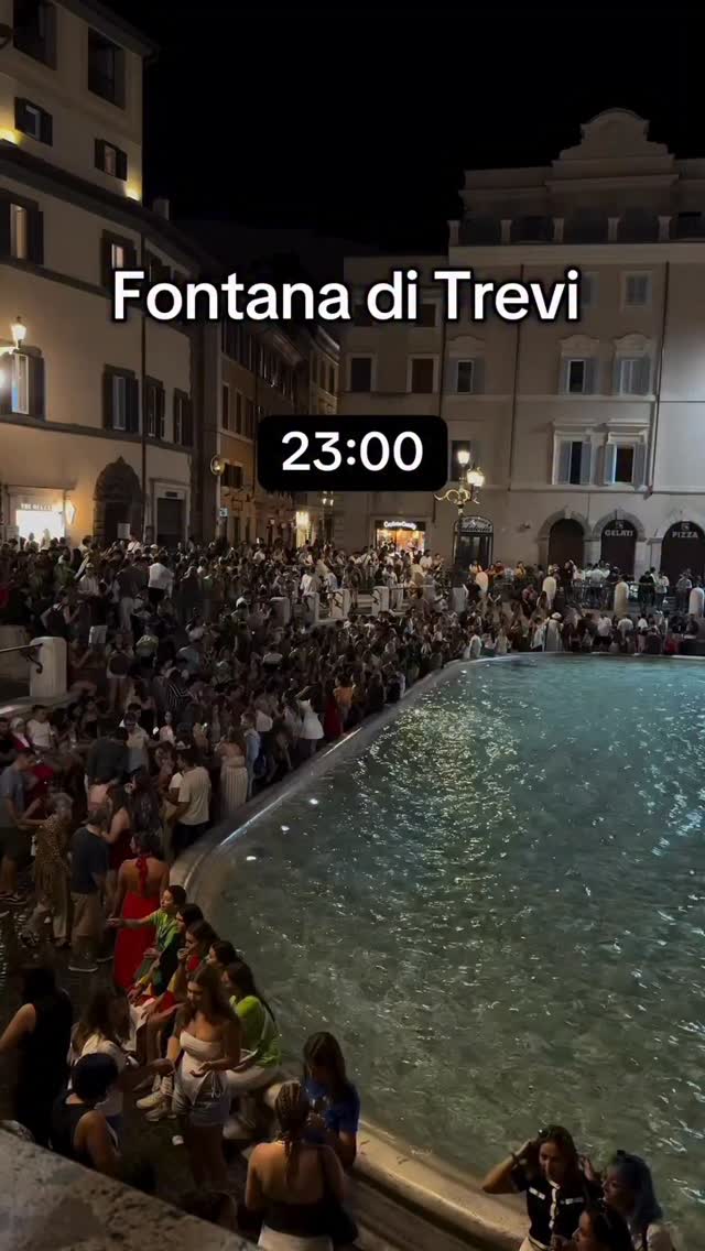 This is what a night at the Trevi Fountain in Rome, Italy looks like ✨🇮🇹 
Video by: @aisinitalia

#trevifountain #rome #italy #travelitaly #roma #vacations