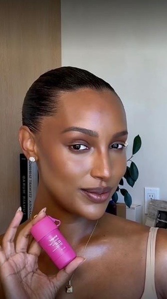 From runway to postpartum flyaways, the limited-edition Briogeo Style + Treat Sleek Stick’s got all the hair needs covered 🍋💖