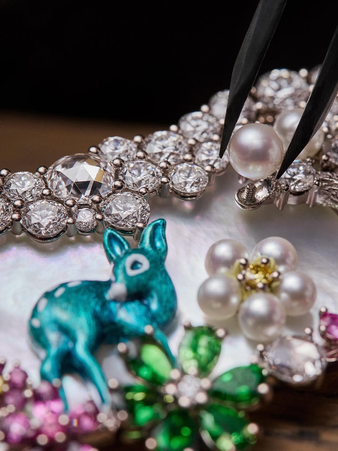 A tableau of meticulous craftsmanship, the Diorexquis Forêt Nacrée necklace by Victoire de Castellane stands as a testament to the Ateliers’ excellence – honored with the Savoir-Faire Prize at the Grand Prix de la Haute Joaillerie in Monaco