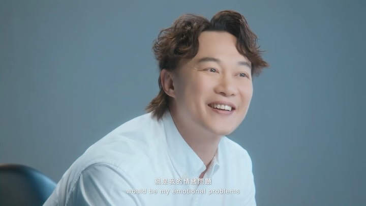 「我只是覺得，身邊很多人都有（情緒問題），但原來我也有嗎？」
 
一次失聲，不只影響到陳奕迅（Eason）的巡迴演唱會，更揭示一個他不以為意的問題：焦慮症。
 
回望那段日子，Eason坦言，響起警號的不只是聲帶和身體，也包括自己的情緒。「我經常感到體內彷彿有東西在頂着 ，好像要很用力呼吸，才能（舒緩不適）。而且有一晚 ，我發現自己在入睡前，忽然有一個很負面的想法：『如果我今晚一睡不起該怎麼辦？』」
 
面對潛藏了一段時間的情緒問題，Eason起初感到疑惑，後來慢慢接受，一邊接受治療，一邊向妻子和經理人傾訴，一步步放下過份的擔憂。
 
身為過來人的Eason說，要走出情緒低谷，其中一件事是要向合適的人求助：「因為不是每個人都能這樣明白你的情況，如果你向任何人都傾訴，有時會有反效果，你會不斷重複。當你重複說了一百遍，你的（焦慮感）可能比之前更強。」除此之外，也要接觸多點，了解多點：「就好像歌詞所說，『不要忌諱赤裸。』」
 
細聽Eason的故事，會否令你也想停下來，好好和自己「傾吓」？
 
📞請致電「情緒通」：18111
 
💬或使用「情緒通」18111 WhatsApp 帳號：
https://wa.me/message/2OWMUU4HTTVQC1?src=qr
 
#精神健康 #mentalhealthhk #情緒通 #18111 #精神健康支援熱線 #WhatsApp #shallwetalkhk #陪我講 #陪我一起正視情緒健康 #easonchan #24小時 #24hrs