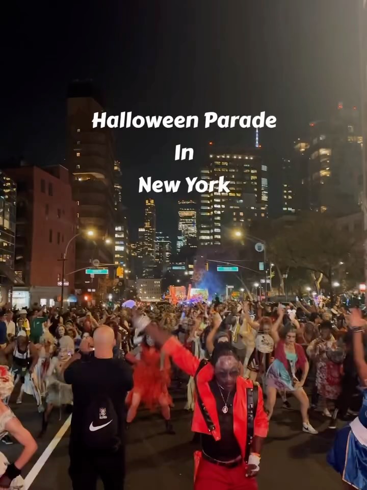 Village Halloween Parade in New York City TONIGHT 🌃 
Videos by: @newfacesny
The parade will start on Friday, October 31, 2025, at 7 PM and finish around 11 PM.
It moves up 6th Avenue from Canal Street to 15th Street in Greenwich Village.
.
.
#nyc #greenwichvillage #halloweenparade #nychalloween #halloween2025 #nycevents #nycparade #thingstodoinnyc #newyorkcity