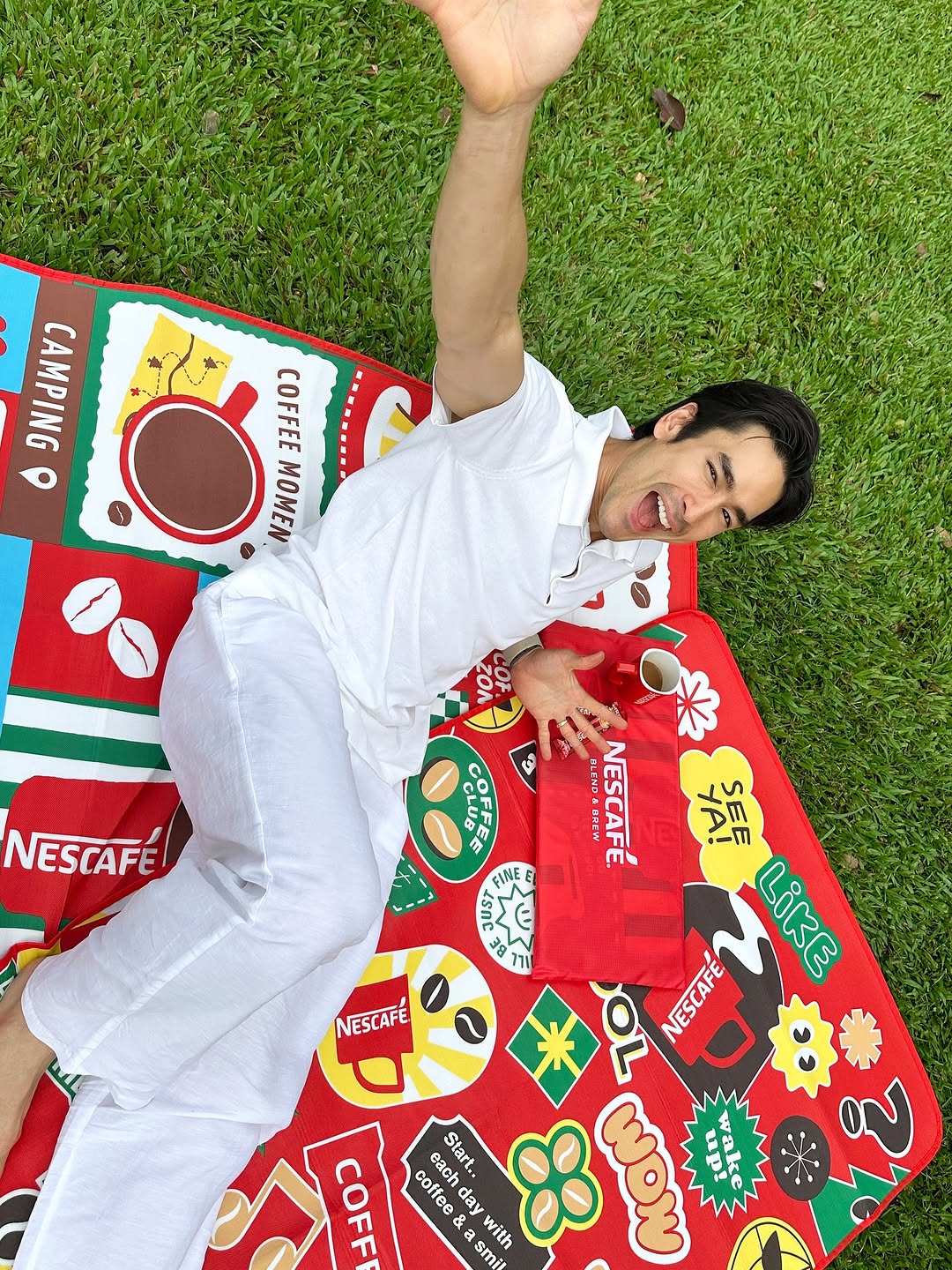 เสื่อเดียวรับจบทุกงาน!! 
Indoor–Outdoor ปูได้หมด! โยคะก็ได้ จกส้มตำก็โดน จะแคมป์ปิ้ง ปิกนิคพกไปได้ทุกที่ 😎

รับฟรี! เสื่ออเนกประสงค์ 1 ชิ้น มี 2 ลายให้เลือก เพียงซื้อเนสกาแฟที่ร่วมรายการครบ 259 บาท ตั้งแต่วันนี้ ถึง ธันวาคมนี้เท่านั้น!

#เนสกาแฟเบลนด์แอนด์บรู #NESCAFEBlendAndBrew
#NESCAFE