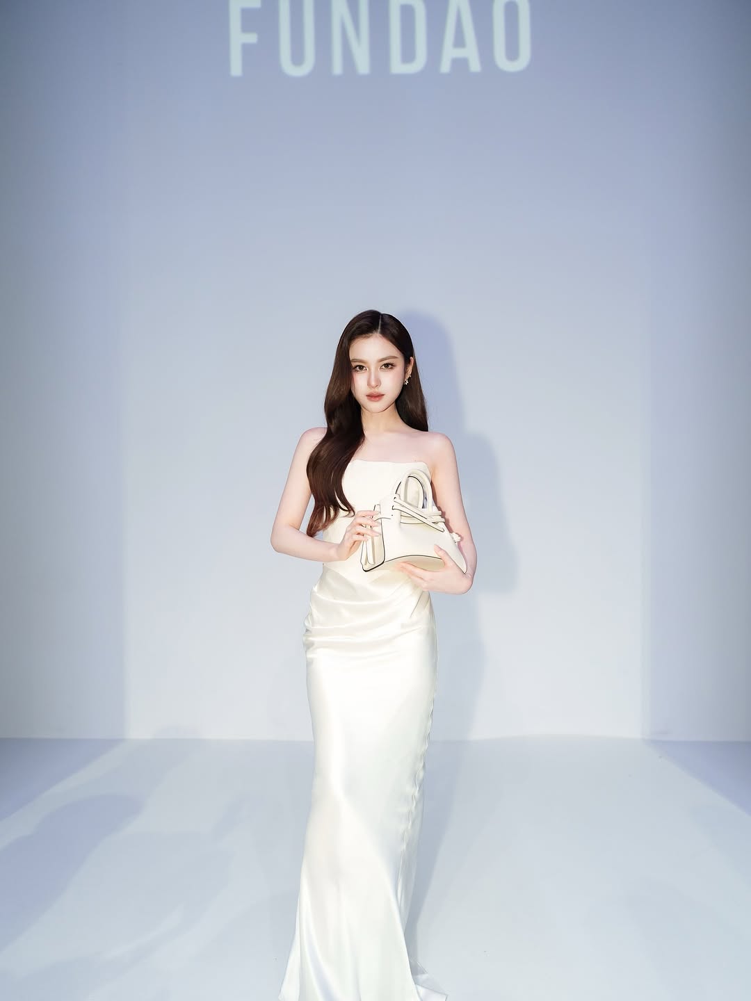 From vision to light — FUNDAO’s La Lumière du Futur reimagined the meaning of timeless beauty. Thank you for having me @fundaoera

#fundaobag 
#fundaobifw2025 
#bifw2025