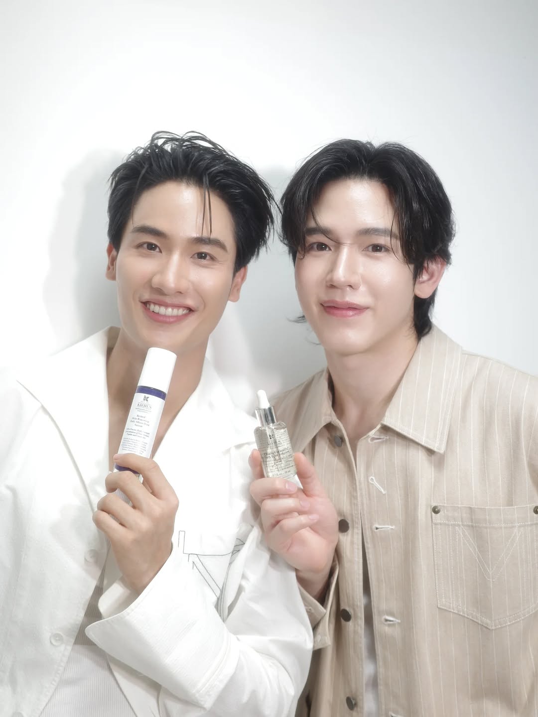 ที่สุดๆๆๆ! ไม่อยากให้พลาด Kiehl's Sharing Joy with ป๊ะป๊า & พ่อพ่อ 🐳🐻‍❄️ @newwiee

คู่หูไอเทมช่วยผิวดีอันดับ 1 ขอยกให้ Kiehl's Dark Spot Serum & Retinol Serum ไปลองแล้วจะรู้!

รอเจอแล้ว มาเจอกันเยอะๆน้า🧣☺️

#KiehlsThailand 
#KiehlsSharingJoyXTayNew