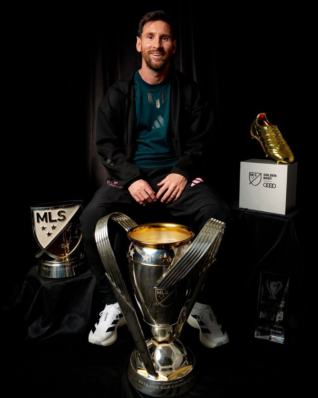 𝗠𝗘𝗦𝗦𝗜'𝗦 𝗜𝗡𝗖𝗥𝗘𝗗𝗜𝗕𝗟𝗘 𝗦𝗘𝗔𝗦𝗢𝗡 𝗜𝗡 𝗢𝗡𝗘 𝗣𝗛𝗢𝗧𝗢 🤯📸

🏆 MLS Cup
🥇 MLS Season MVP
👑 MLS Cup MVP
👟 Golden boot

He’s also an Eastern Conference champion with Miami, but I guess that trophy didn’t fit in anymore 😅

Messi this season with Inter Miami: 
🏟️ 49 games 
⚽️ 43 goals
🅰️ 25 assists

Don’t forget he’s 38 years old 😳