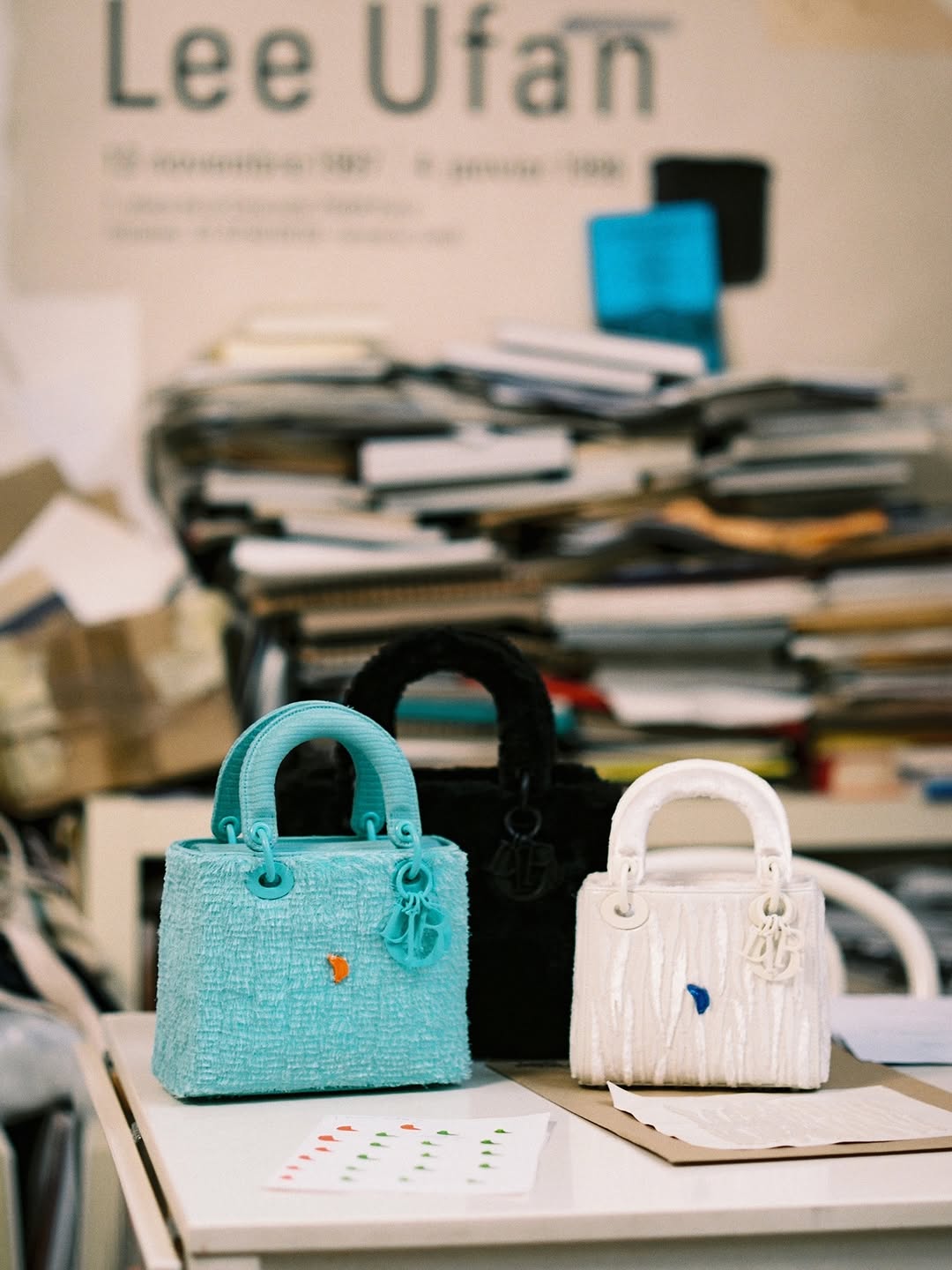 Korean minimalist artist Lee Ufan distills the Lady Dior into an encounter of form and space, capturing harmony and stillness for the tenth-anniversary edition of Dior Lady Art
 
#DiorLadyArt 
@LeeUfanArles