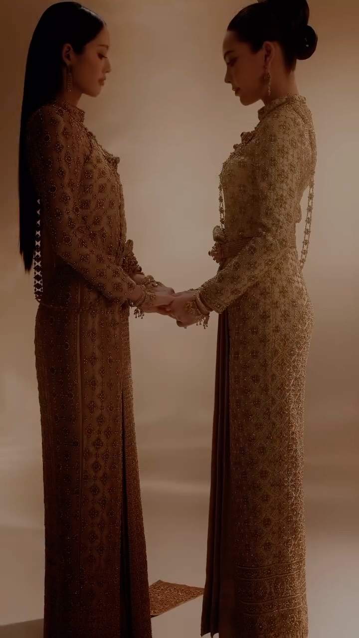 A touch of timeless Thai grace 🙏🏻🌟
Makeup @tippymakeup
Hair @binn_hairstylist 
Photography @champ_roi_thai 
Video @ku.kyklops 
Stylist @sugusman 
Assistant Stylist @gift_kamoln 
Assistant Makeup @kelly_yeslow 
Thai traditional dress @finaleweddingstudio
Thank you all ♥️🙏🏻