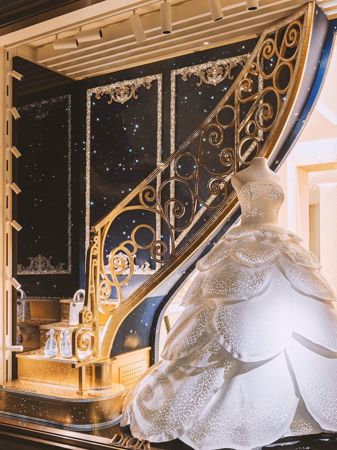 Sparkling compositions illuminate windows and interiors, evoking the encounter between Dior’s craftsmanship and imagination in a festive chapter of elegance and wonder
