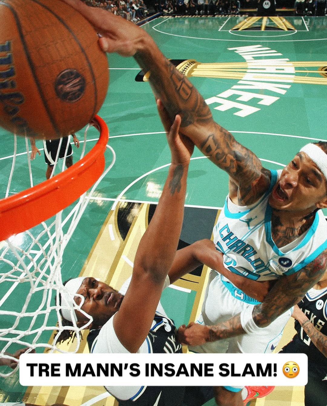 All the angles of @treshaunmann’s ridiculous one-handed poster for the @hornets! 👀