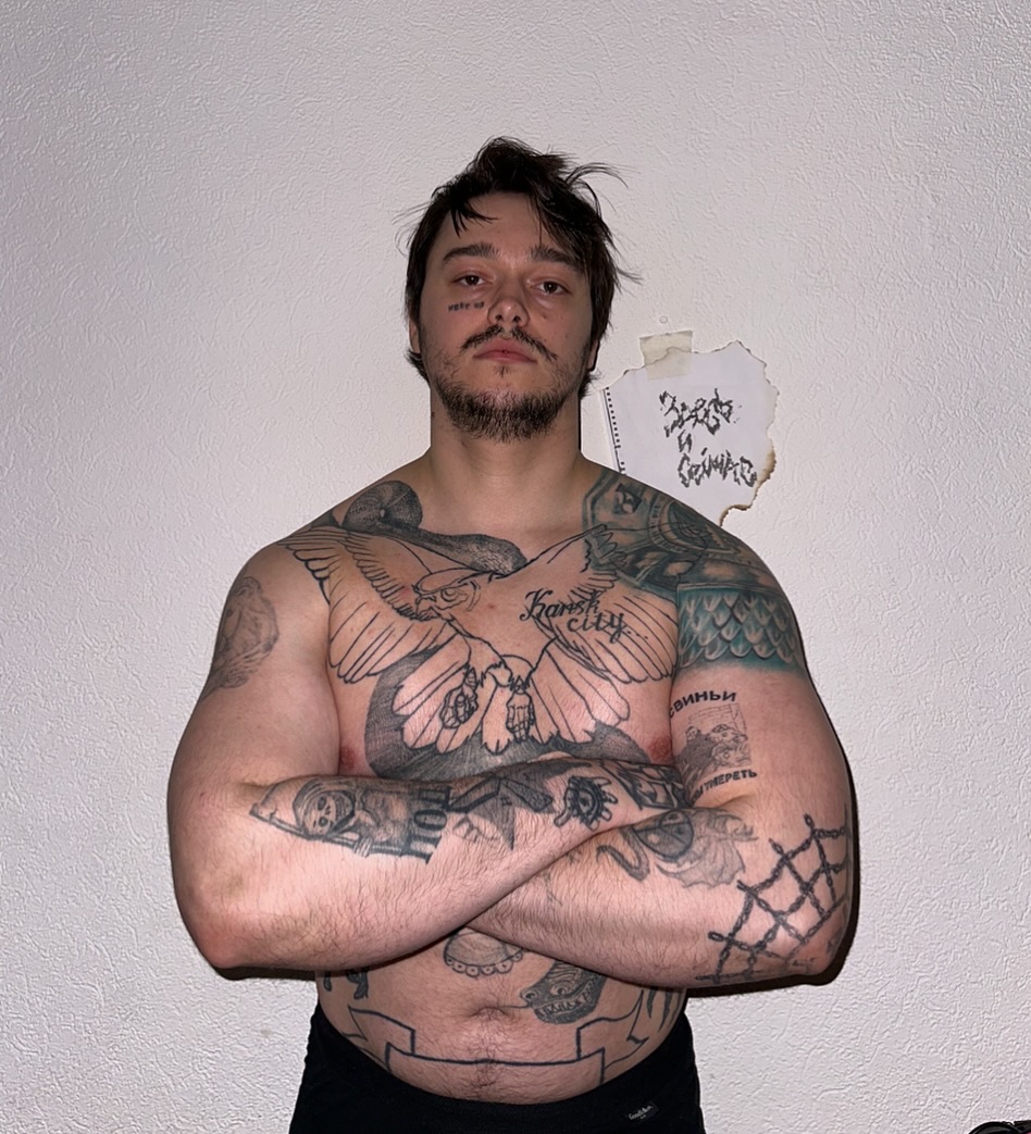 Для всех тех, кто пишет о том, что мне необходимо сбросить лишний вес, чтобы вернуть свой прайм 

Вы что думаете, как только я скину вес и начну лить смазливые фоточки в инстаграм, ко мне вернутся все крупные бренды и былая слава? К сожалению, это так не работает, друзья 

Пару лет назад я скинул 14кг на дефиците калорий приблизительно за 40 дней, делал кардио как не в себя, совмещая с силовыми тренировками(вес на момент начала весогонки был 88кг)
И к чему это все привело? 

Я чувствую себя прекрасно в нынешней физической форме, в недалеком будущем скинул бы лишних ~10-15кг, чтобы убрать огромное пузо, но оно меня сейчас особо сильно не тревожит, если честно(только шнурки завязывать не очень удобно и носки надевать) 
Сейчас мой вес 97 кг, и последние полгода он держится в этом диапазоне, иногда даже уходит пара килограммов

И да, не забывайте, пожалуйста, что помимо шизотипического расстройства личности(из-за которого мне пожизненно необходимо принимать лекарства), у меня сейчас активно протекает период тяжелейшей депрессии, которая особенно сильно обострилась в последний год 

И нет, депрессия не из-за упущенных возможностей, а из-за того, что в течение уже нескольких лет все идет по накатанной вниз, как бы я ни старался это изменить(в основном я сейчас говорю про музыку)
Самый яркий случай произошел в Нью-Йорке месяцев 8 назад, когда дело уже дошло до подписания контракта с одним из моих прошлых работодателей, но внезапно выяснилось, что из-за санкций эта компания не сможет со мной работать, так как я являюсь гражданином РФ 

Так вот, побочный эффект одних из таблеток, которые я принимаю, - неизбежный набор лишнего веса,а накладывается это все, как я уже писал выше, на период сильнейшей депрессии, так что тут дабл килл 

Я бы уже давно мог превратиться в увальня, лежащего на диване и ничего неделающего, но нет, мне это не подходит
Борьба, собственно, ведется каждый день- я занимаюсь спортом, пишу музыку и постоянно ищу возможности дальше заниматься любимым делом

Такие дела