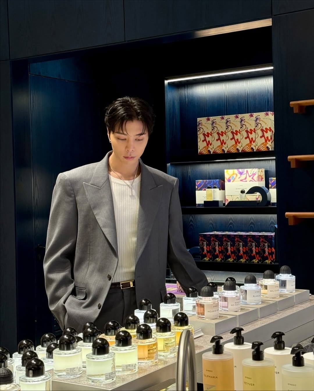 So this is what @johnnyjsuh smells like 🌹💼🍸🍫🍋☁️

Not only is our #ChicagoHotGuy doling out words of wisdom on the streets, he’s also making sure that whatever #JohnnySays leaves behind a scent that will make his sweet voice and smell linger in your mind for a long, long time. Here’s the @nct and @nct127 looker doing active #Johfam conversion with @officialbyredo — consider us obsessed 💕

#byredo #johnnyxbyredo #byredoxjohnny #johnnysuh #johnny #쟈니 #nct #nct127 #아크네스튜디오 #엔시티127 #엔시티 #엔시티쟈니 #서영호 #johnnyjsuh #nctjohnny #nct127johnny #johnnynct #johnnynct127 #johnjunsuh #johnnycommunicationcenter #nctzen #ilichil #czennie