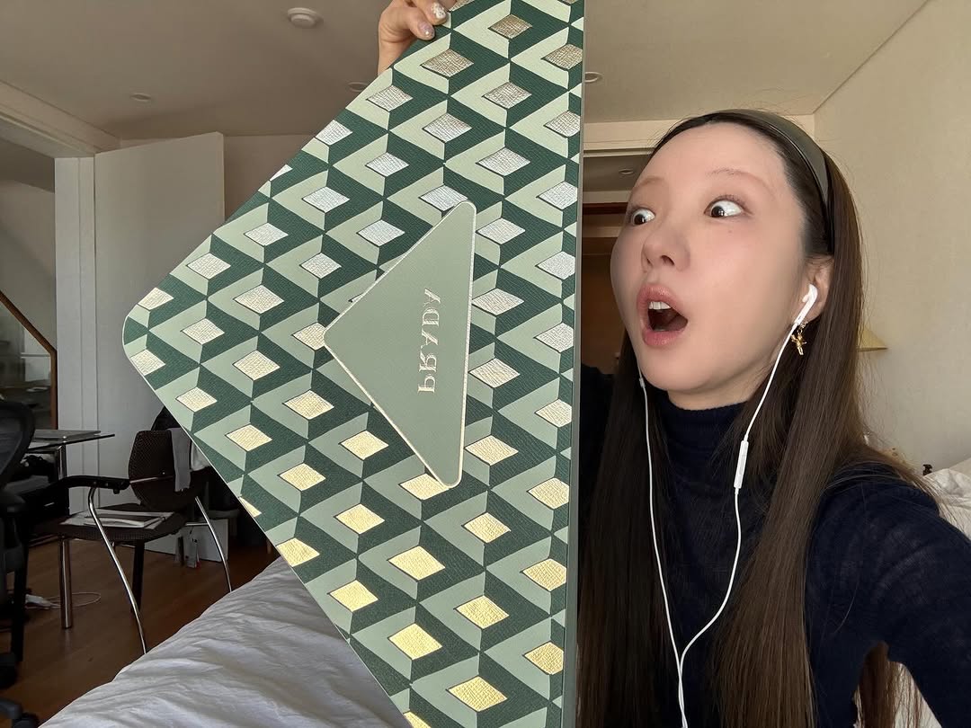 홀리데이 최고의 아이템 프라다뷰티 베스트 모음.zip! 
이 요망한 귀욤둥이 프라다소프트 로봇 인형은 데님에 차고 다닐거에요오👖🤖 여러분 프라다뷰티로 따뜻한 연말 보내세요🪄

#프라다뷰티 #프라다블루밤 #프라다향수 #패러독스오드퍼퓸