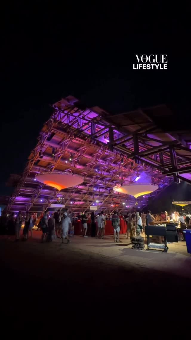 #VogueArt พาไปเดินเล่นงาน Wonderfruit @wonderfruit เทศกาลประจำปี ที่ก้าวสู่ปีที่ 10 อย่างงดงาม บนพื้นที่ The Fields ณ Siam Country Club ที่ถูกแปลงโฉมให้กลายเป็นภูมิทัศน์เชิงสร้างสรรค์ หลอมรวมศิลปะ งานออกแบบ เวิร์กชอป และมุมแฮงเอ้าต์ไว้ท่ามกลางธรรมชาติอย่างลงตัว ตั้งแต่บูธที่ถ่ายทอดแนวคิดด้านความยั่งยืน งานศิลปะติดตั้ง ไปจนถึง Living Village และพื้นที่กิจกรรม อาทิ ‘Public Indigo Dyeing‘ โดย Philip Huang @philiphuangnyc เวิร์กชอปที่ชวนเปลี่ยนผืนผ้าให้กลายเป็นเฉดครามจากสีธรรมชาติ, ‘From Waste to Wonder‘ จาก Precious Plastic Bangkok @preciousplasticbkk ที่นำพลาสติกใช้แล้วกลับมาสร้างสรรค์ใหม่ในรูปแบบงานคราฟต์ และซุ้ม ‘Polaroid Portrait‘ โดย RedLight Lab @redlightlab ที่บันทึกช่วงเวลาพิเศษของผู้ร่วมงานผ่านภาพถ่ายแอนาล็อก สะท้อนความตั้งใจของ #Wonderfruit2025 ที่มองว่าเทศกาล #Wonderfuit ไม่ได้เป็นเพียง ‘Music Festival’ แต่เป็น ‘Cultural Platform’ โดยคนไทยที่สร้างชื่อเสียงไปทั่วไกลทั่วโลก