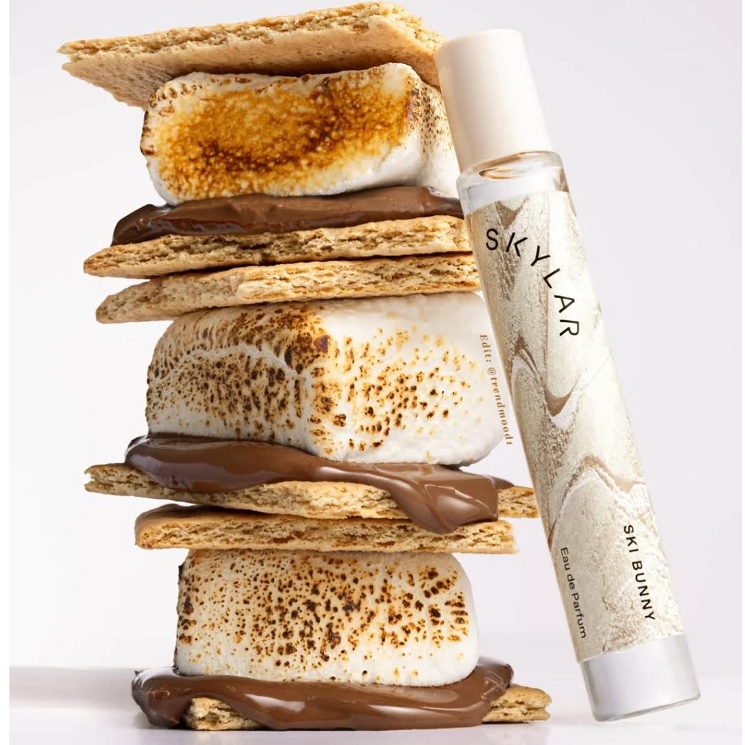 Revealed 🚨 NEW! Fragrance 🤎🤍 Ski Bunny #skylar

Notes: 
Top: Peppermint, graham cracker, fresh strawberry
Heart: Marshmallow, praline, solar floral bouquet
Base: Toasted woods, creamy musks, cashmere woods

Will be available ➡️ December on their website #sephora 
 

Is it on your list? 🤎🤍✨XO #TRENDMOOD #fragance #perfume