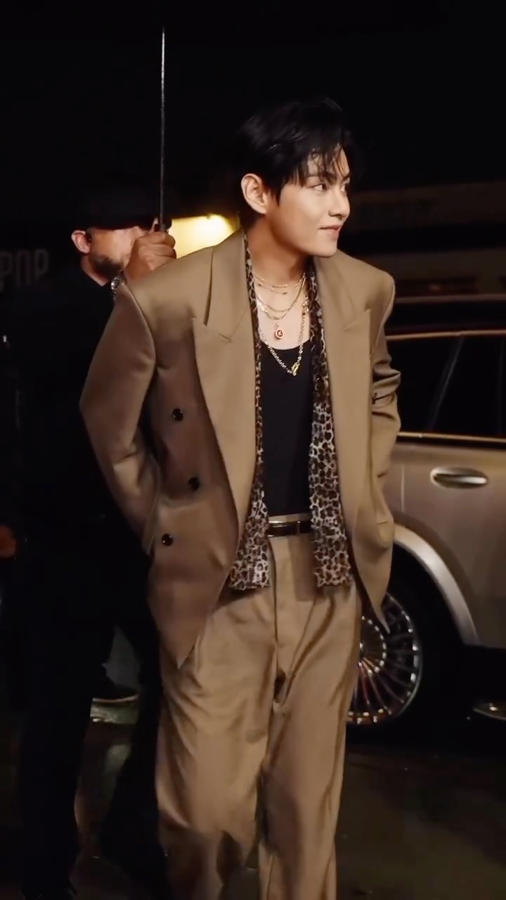 All I want for Christmas is… to be that straw in the @tirtir_official smoothie 😝

The freshly crowned global ambassador @thv is radiating hotter than red on Melrose, taking over the Radiant in Red pop-up in LA. Keep watching to see why it’s impossible to look anywhere else but at #Tae 🫠

#v #kimtaehyung #vxtirtir #vbts #btsv #taehyung #thv #金泰亨 #bangtan #bangtanarmy #borahae #ipurpleyou #btstaehyung #teteco #뷔 #김태형 #방탄뷔 #방탄소년단 #bangtanv #태형이 #태형사랑해 #태형짱 #テテ #テヒョン #taehyungie #bangtansonyeondan #btsarmy